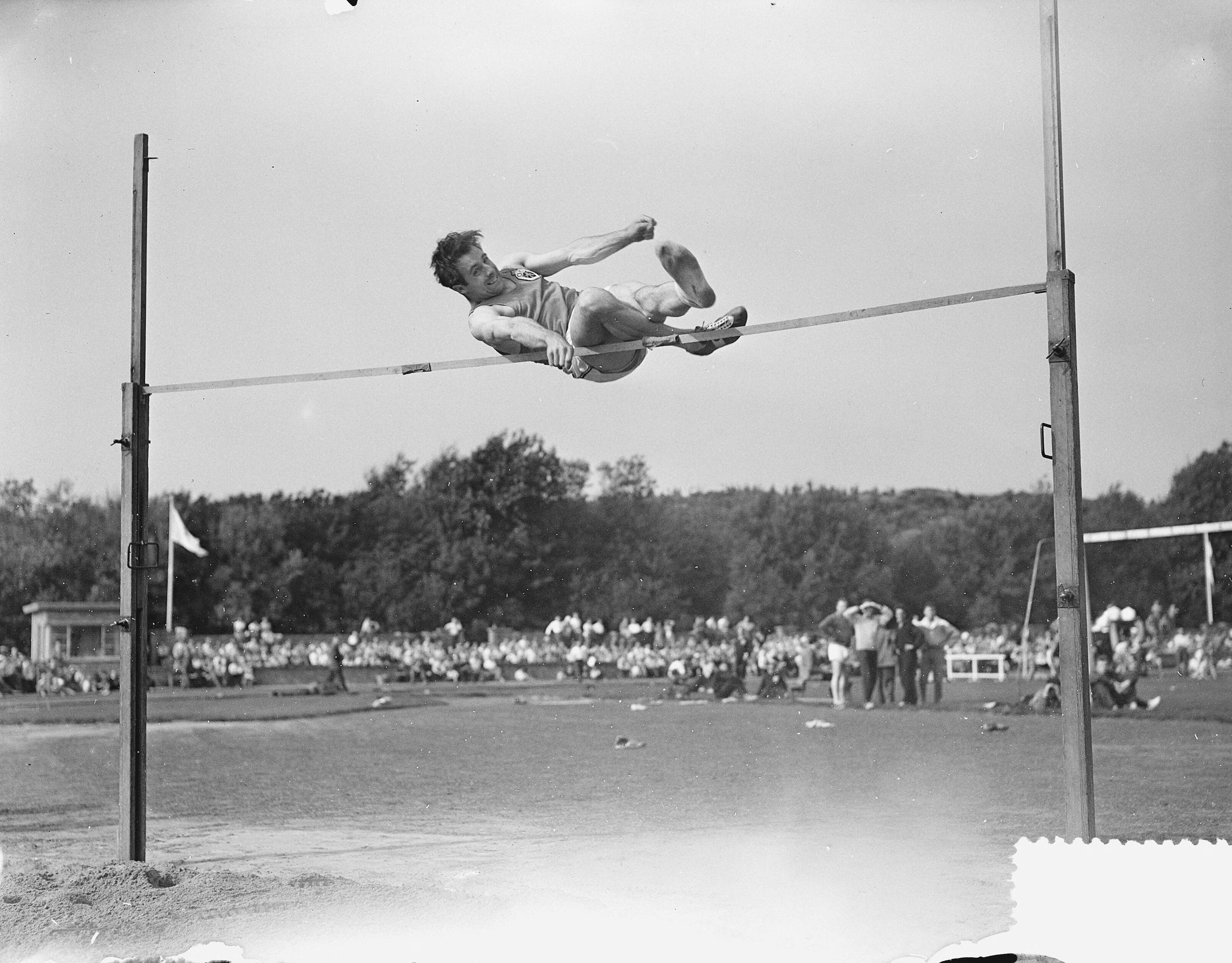 Fotocollectie Anefo — Atletiek. Landenontmoeting Nederland-België. Walter Herssens, Belgisch kampioen hoogspringen, in actie — Foto: Bilsen, Joop van / Anefo. Licentie: Set B: Rechtenvrij / Publiek Domein. Bron: Nationaal Archief. http://hdl.handle.net/10648/a93a2576-d0b4-102d-bcf8-003048976d84