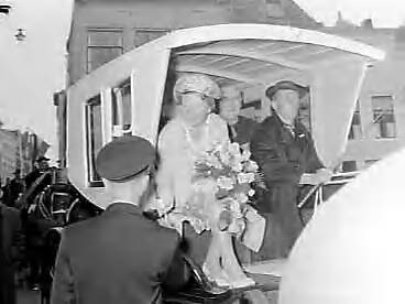 Bezoek van koningin Juliana aan Middelburg en Katseveer (1960) — Koningin Juliana bezoekt Middelburg, Koningin gezeten in een "Phaeton". Vlnr. v.l.n.r. koningin Juliana, Commisssaris der Koningin in Zeeland jhr. mr. A.F.C. de Casembroot en koetsier Isaac Wisse — Foto: Rossem, Wim van / Anefo. Licentie: Set B: Rechtenvrij / Publiek Domein. Bron: Nationaal Archief. http://hdl.handle.net/10648/a9aef5ea-d0b4-102d-bcf8-003048976d84