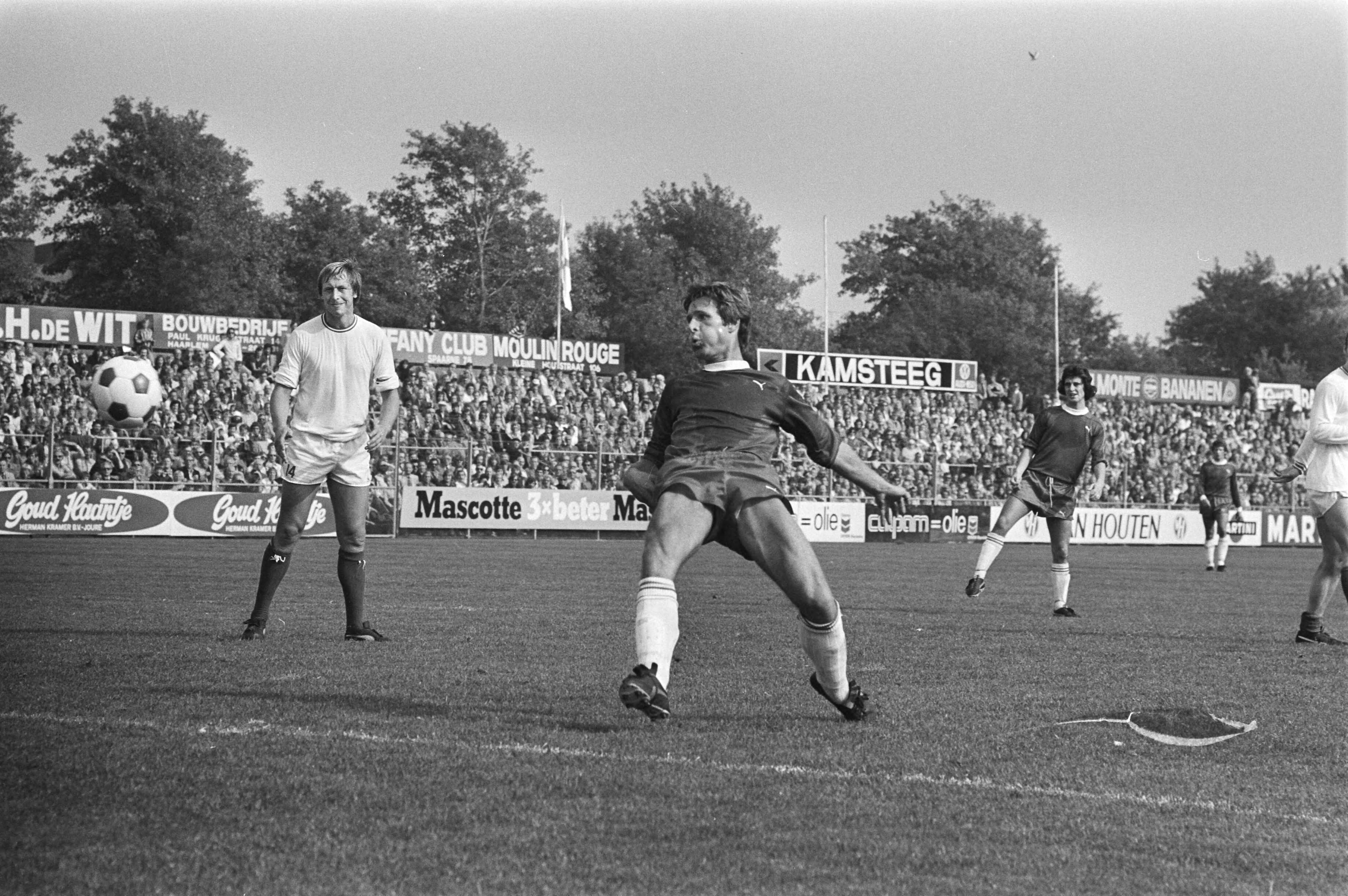 Fotocollectie Anefo — Voetbal. Haarlem tegen FC Utrecht 3-0. Spelmoment — Foto: Croes, Rob C. / Anefo. Licentie: Set B: Rechtenvrij / Publiek Domein. Bron: Nationaal Archief. http://hdl.handle.net/10648/ac8bf74a-d0b4-102d-bcf8-003048976d84