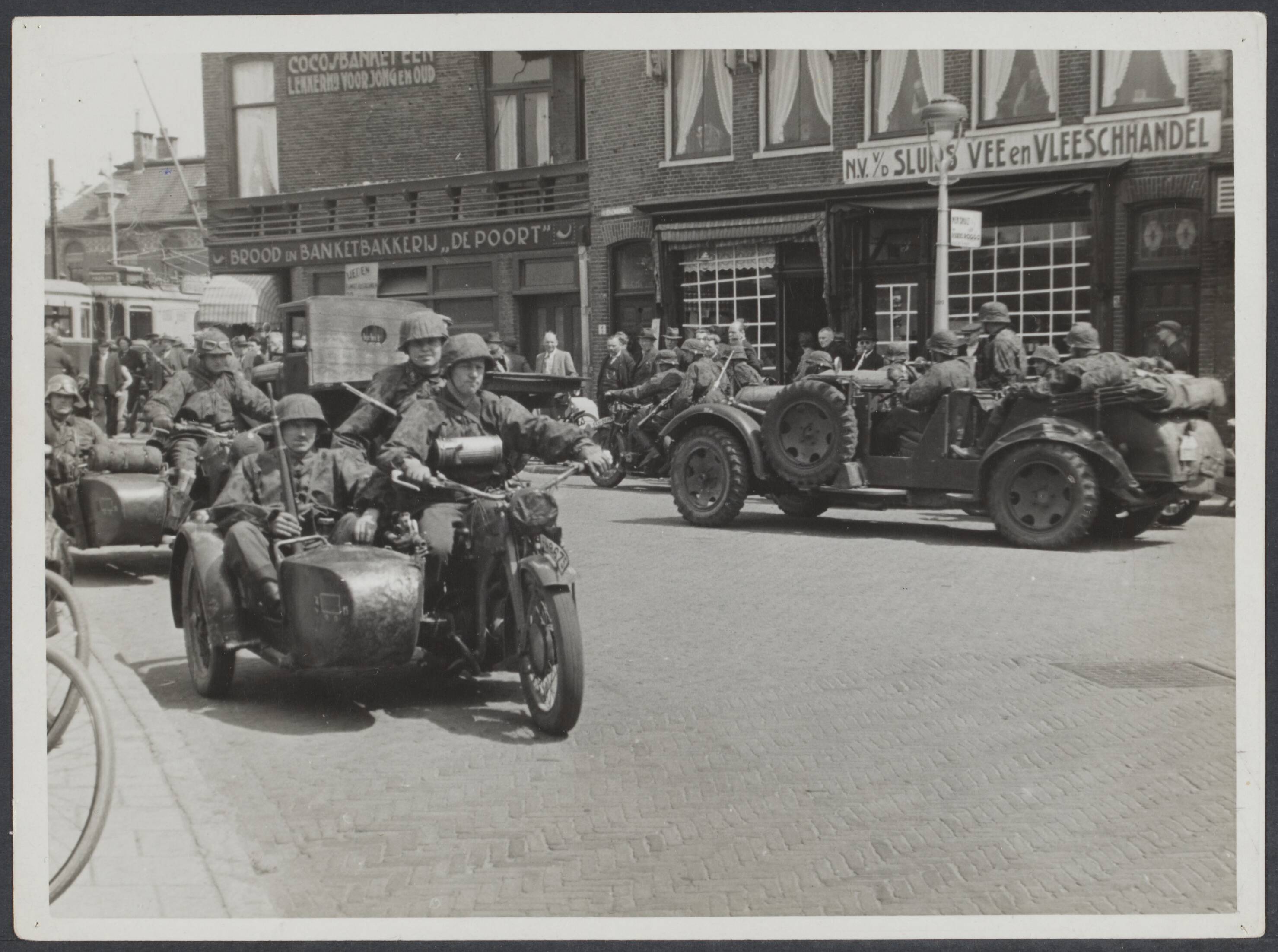 Nederlands Front - Meidagen '40. — Serie Duitse troepen. Een ogenblik verzamelen bij de Amsterdamsche Poort te Haarlem — Foto: Valks, H.J.M. / Spaarnestad. Licentie: Set B: Rechtenvrij / Publiek Domein. Bron: Nationaal Archief. http://hdl.handle.net/10648/e3eb3455-1b5d-0f04-912c-f2e2db63b8b8