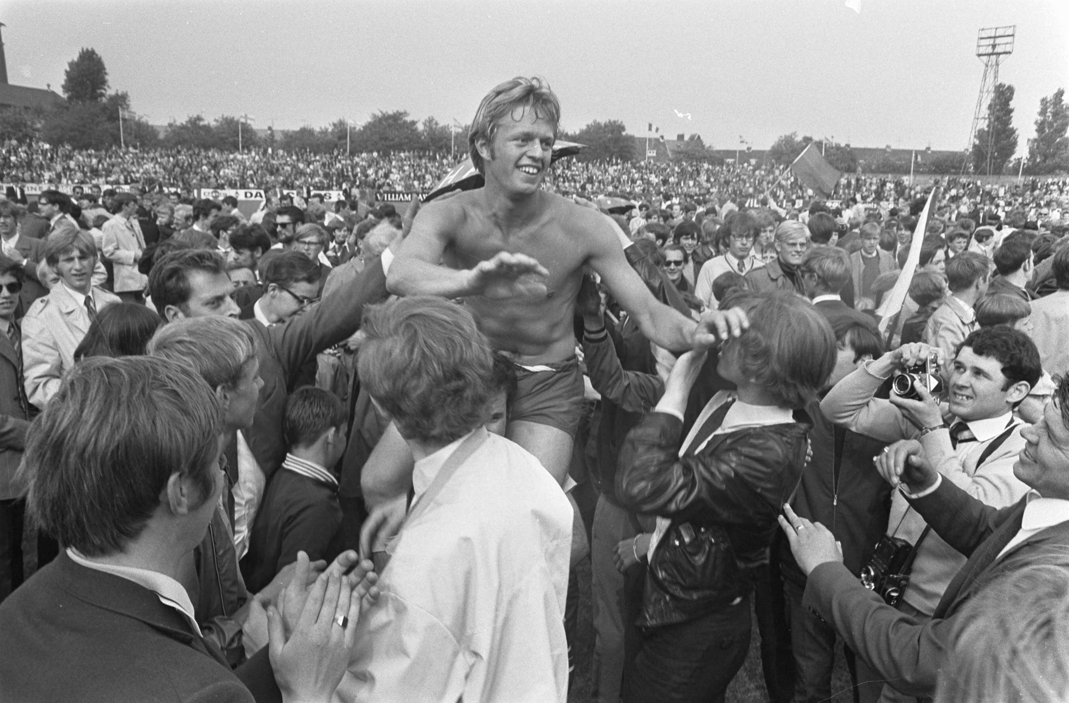 Fotocollectie Anefo — Haarlem tegen Helmond Sport 3-0, Haarlem naar de eredivis spelers op de schouders genomen, links Hoeben en rechts keeper Houtkoper — Foto: Evers, Joost / Anefo. Licentie: Set B: Rechtenvrij / Publiek Domein. Bron: Nationaal Archief. http://hdl.handle.net/10648/ab6c5698-d0b4-102d-bcf8-003048976d84