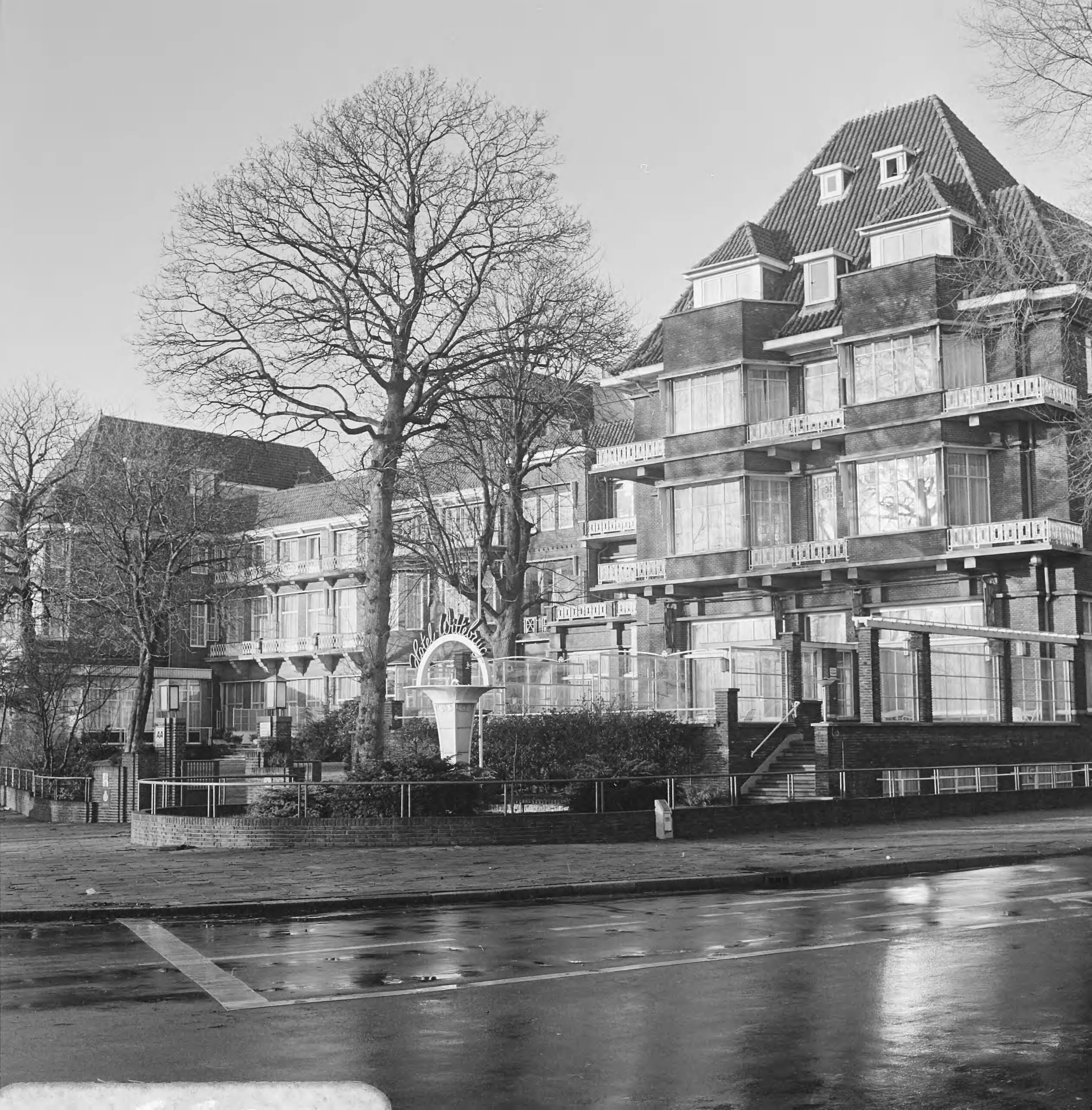 Fotocollectie Anefo — Hotel Wittebrug in Den Haag gesloten, exterieur — Foto: Evers, Joost / Anefo. Licentie: Set B: Rechtenvrij / Publiek Domein. Bron: Nationaal Archief. http://hdl.handle.net/10648/abfe0e80-d0b4-102d-bcf8-003048976d84