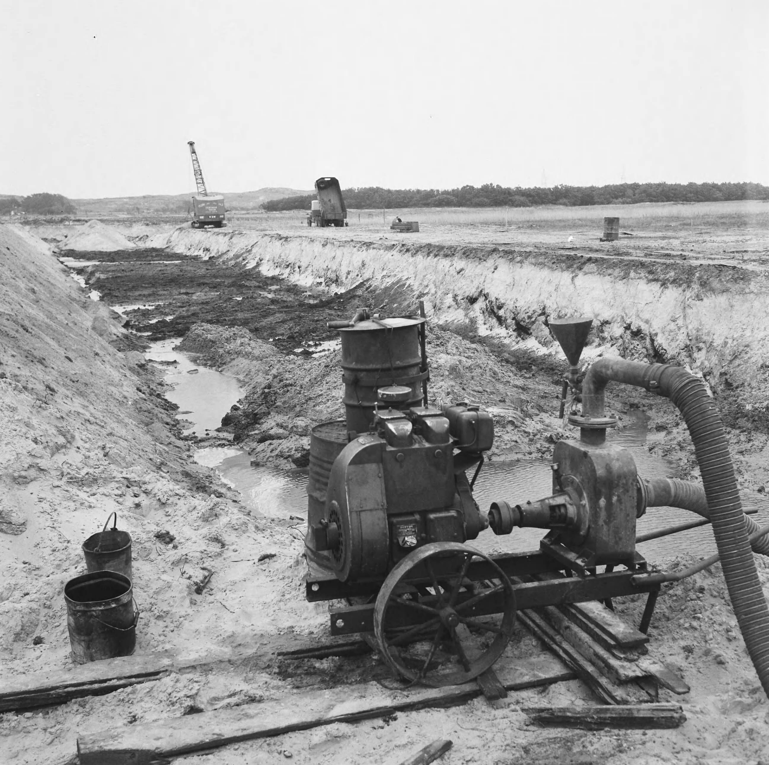 Fotocollectie Nederlandse Heidemaatschappij — Ruilverkaveling "Het Langeveld" te Noordwijk. Ontgraven van veen. De kavels worden t.b.v. de bloembollencultuur aangelegd — Foto: Eyssen, [...] / Heidemij. Licentie: Set B: Rechtenvrij / Publiek Domein. Bron: Nationaal Archief. http://hdl.handle.net/10648/ae5cf592-d0b4-102d-bcf8-003048976d84