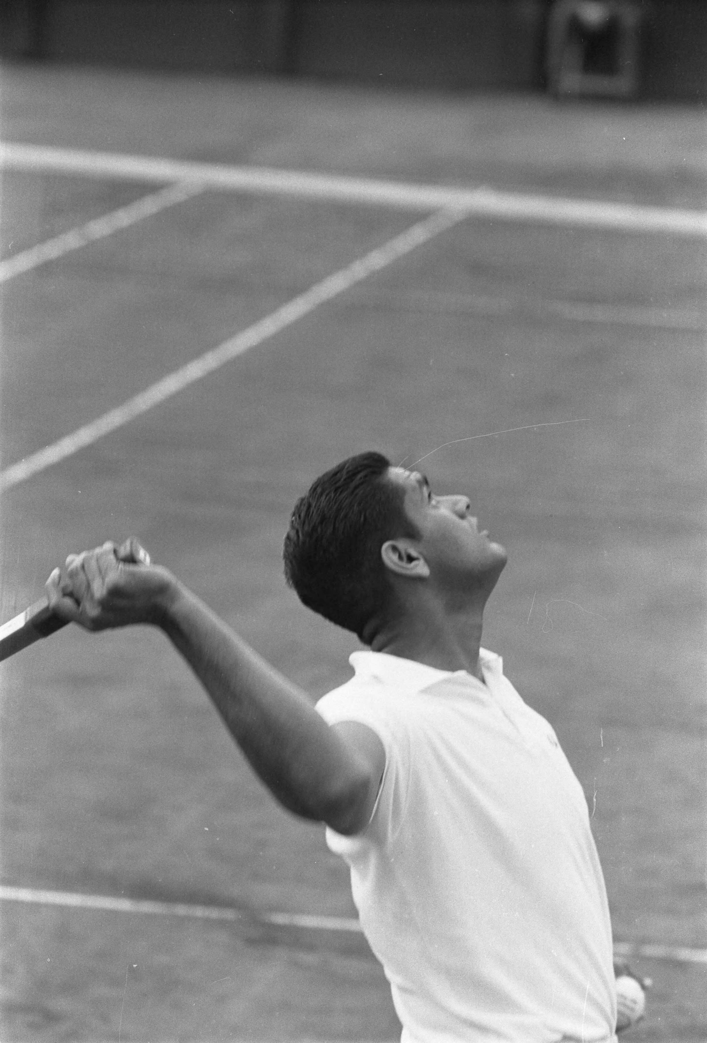 Fotocollectie Anefo — Wimbledonspelers spelen demonstratiepartijen tennis op de METS-banen te Scheveningen. Luis Ayala serveert — Foto: Pot, Harry / Anefo. Licentie: Set B: Rechtenvrij / Publiek Domein. Bron: Nationaal Archief. http://hdl.handle.net/10648/a9dbd8a8-d0b4-102d-bcf8-003048976d84