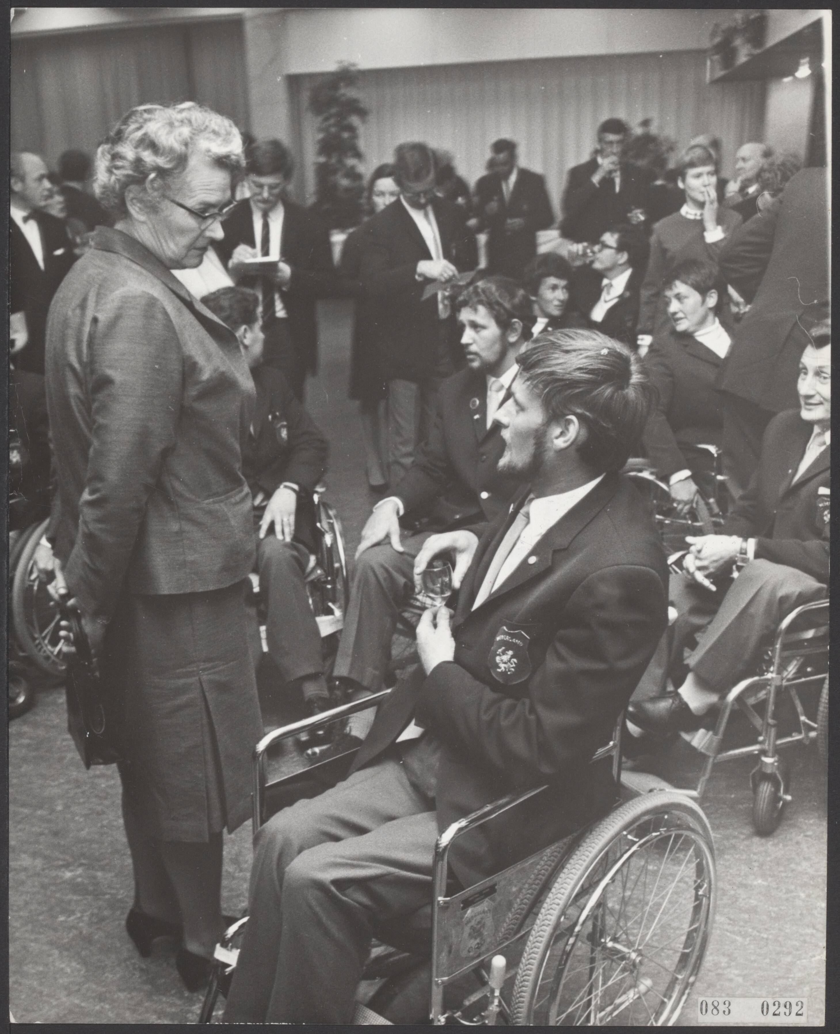 Fotocollectie Elsevier Binnenland — De minister van CRM, M.A.M. Klompé, heeft de Paralympische ploeg ontvangen op het ministerie te Rijswijk. De minister in gesprek met P. Popkema, winnaar van goud, zilver en brons in het boogschieten — Foto: Nijs, Jac. de / Anefo. Licentie: Set B: Rechtenvrij / Publiek Domein. Bron: Nationaal Archief. http://hdl.handle.net/10648/ae1a7dc0-d0b4-102d-bcf8-003048976d84