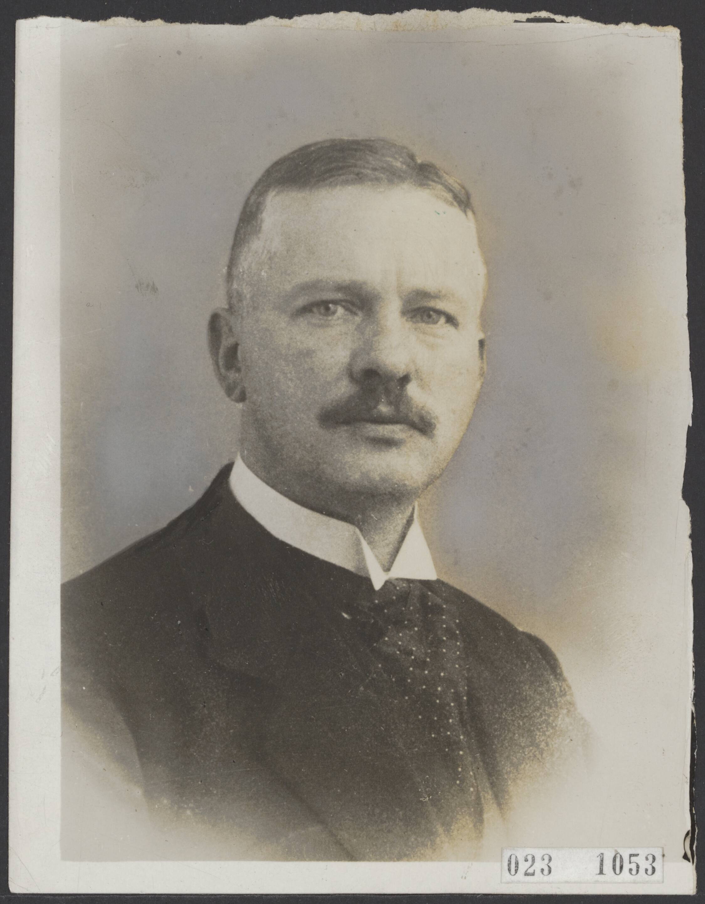 Fotocollectie Elsevier Binnenland — Ds. H. Ph. Ingwersen, predikant van de Gereformeerde Kerk te Nijkerk, viert op 17 november 1926 dat het 25 jaar geleden was dat hij werd bevestigd te Koudekerke — Foto: N.V. Vereenigde Fotobureaux. Licentie: Set B: Rechtenvrij / Publiek Domein. Bron: Nationaal Archief. http://hdl.handle.net/10648/add5db66-d0b4-102d-bcf8-003048976d84