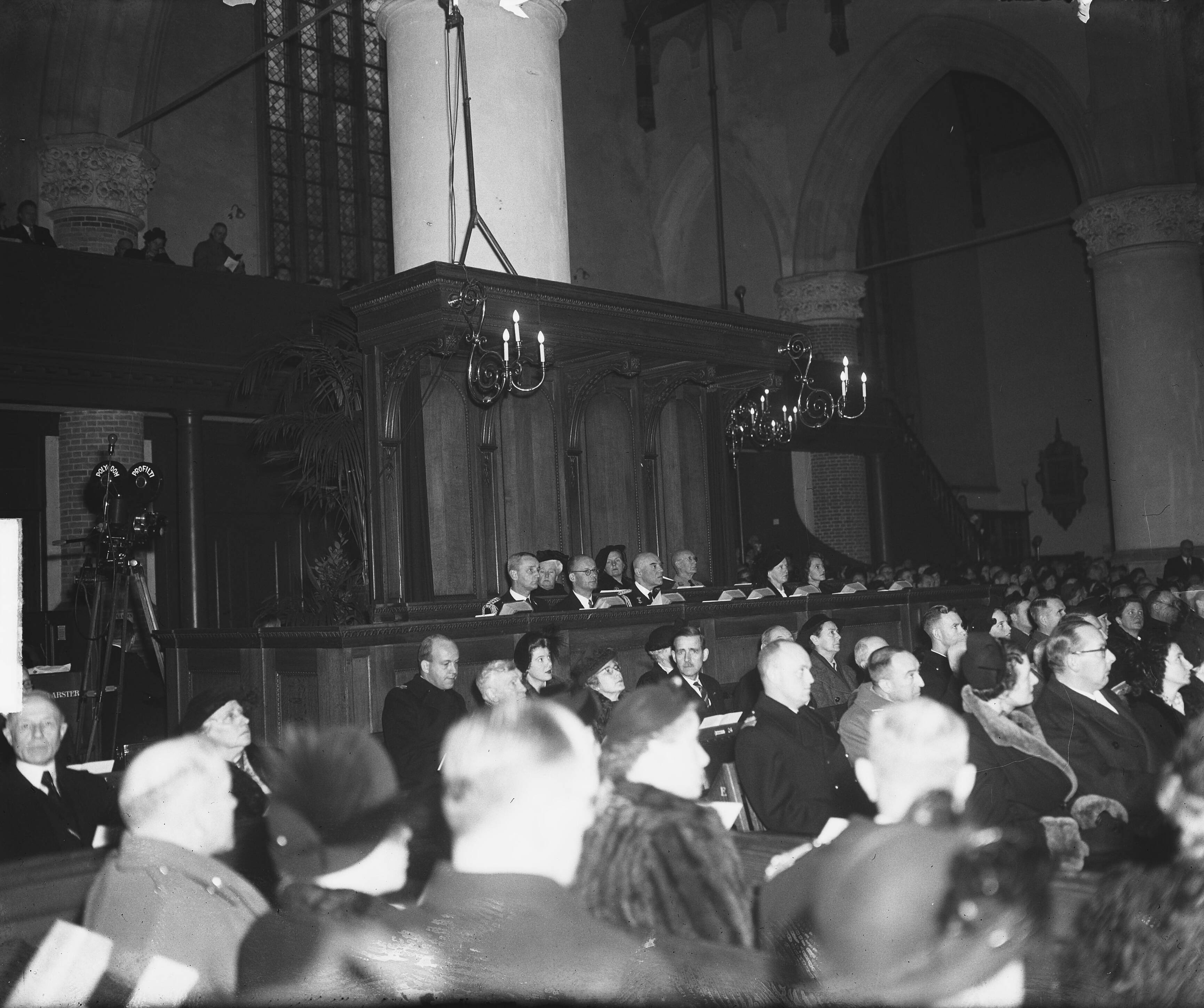 Fotocollectie Anefo — Herdenking in de Grote Kerk te Den Haag van gevallenen in Indonesië in gevangenkampen, in aanwezigheid van koningin Juliana — Foto: Winterbergen, Rolf / Anefo. Licentie: Set B: Rechtenvrij / Publiek Domein. Bron: Nationaal Archief. http://hdl.handle.net/10648/a8d245be-d0b4-102d-bcf8-003048976d84