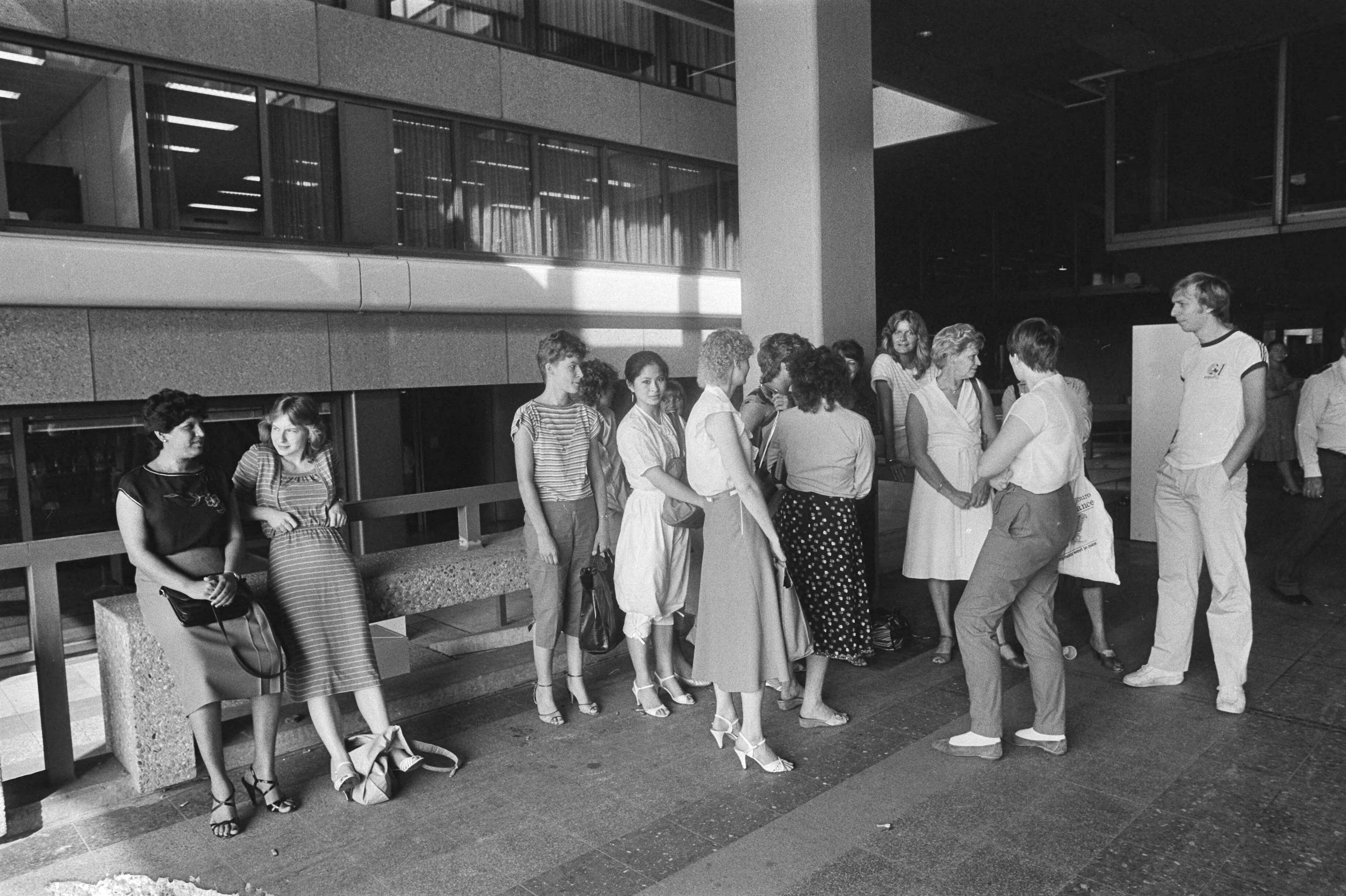 Fotocollectie Anefo — Brand in het ministerie van Justitie in Den Haag ; personeel wachtend in de hal — Foto: Dijk, Hans van / Anefo. Licentie: Set B: Rechtenvrij / Publiek Domein. Bron: Nationaal Archief. http://hdl.handle.net/10648/ad1bf264-d0b4-102d-bcf8-003048976d84