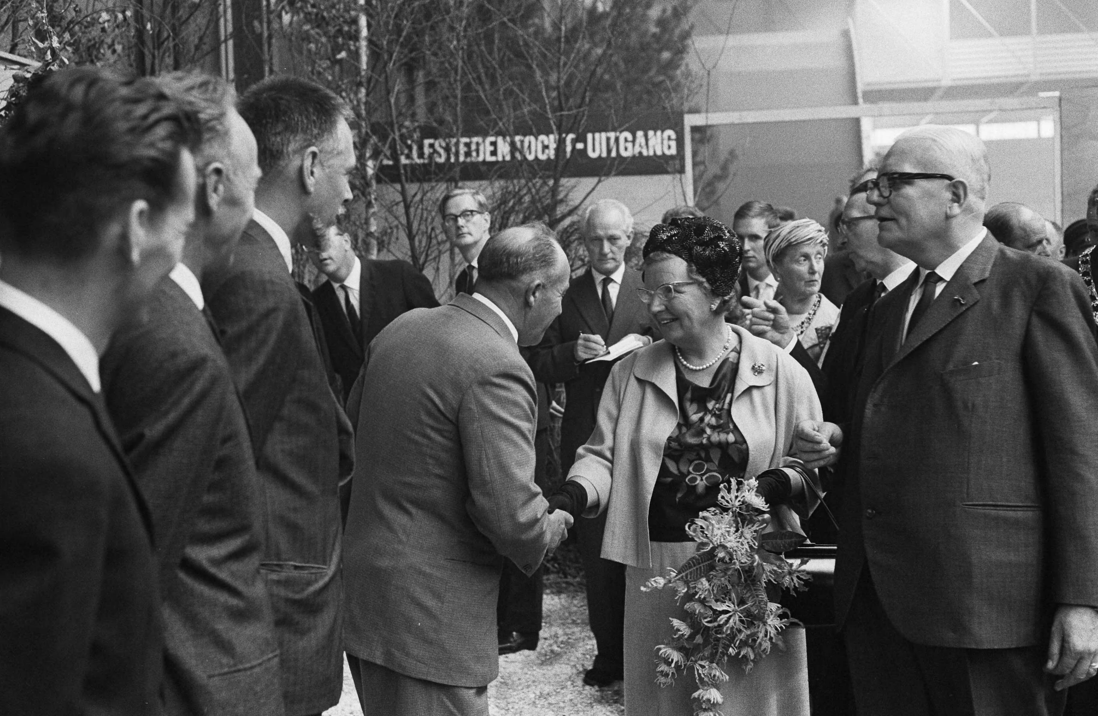 Fotocollectie Anefo — Koningin Juliana bracht een bezoek aan de tentoonstelling "Frisiana" te Leeuwarden. De vorstin wordt voorgesteld aan winnaars van de Elfstedentocht en schudt de hand van Auke Adema, de winnaar in 1940 en 1941. Links staan vlnr. Jeen van de Berg, winnaar in 1954, Sipke Castelein, winnaar in 1933, en de schilder Cees Bantzinger, waarvan een tentoonstelling van Elfstedentochtschilderijen te zien is. Rechts J.L. Hoogland, voorzitter van de vereniging De Friese Elf Steden — Foto: Pot, Harry / Anefo. Licentie: Set B: Rechtenvrij / Publiek Domein. Bron: Nationaal Archief. http://hdl.handle.net/10648/aa45de6a-d0b4-102d-bcf8-003048976d84