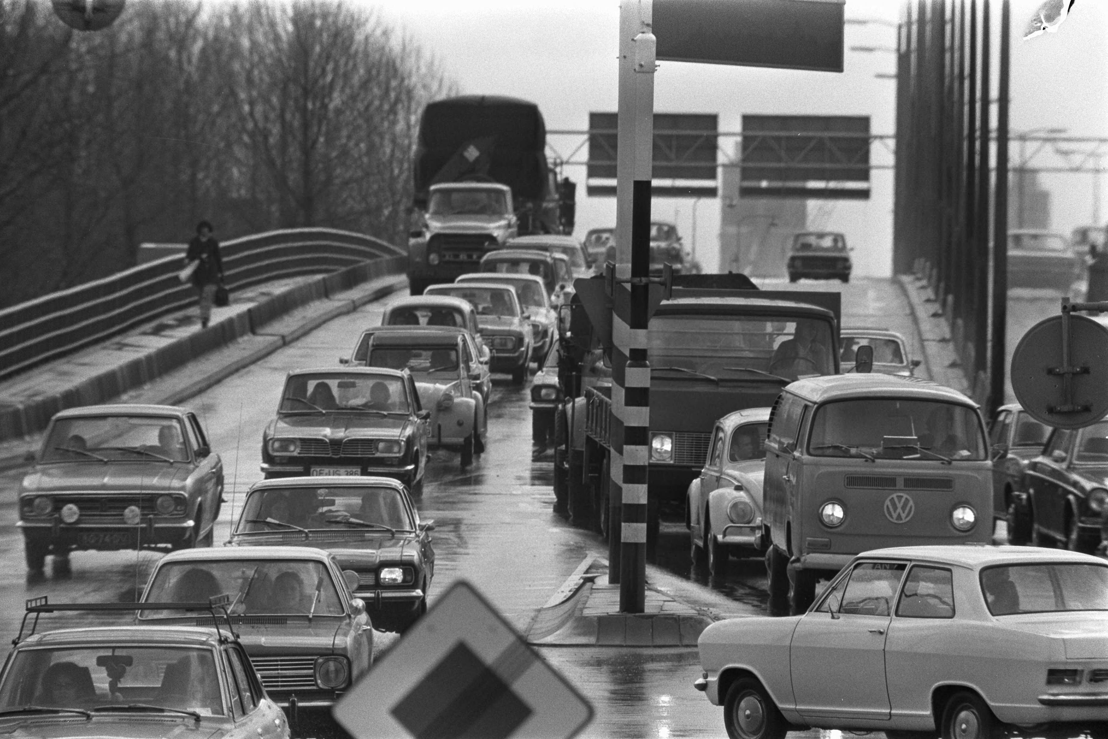 Fotocollectie Anefo — Paasdrukte, file op Utrechtse Brug — Foto: Mieremet, Rob / Anefo. Licentie: Set B: Rechtenvrij / Publiek Domein. Bron: Nationaal Archief. http://hdl.handle.net/10648/ac2a6368-d0b4-102d-bcf8-003048976d84