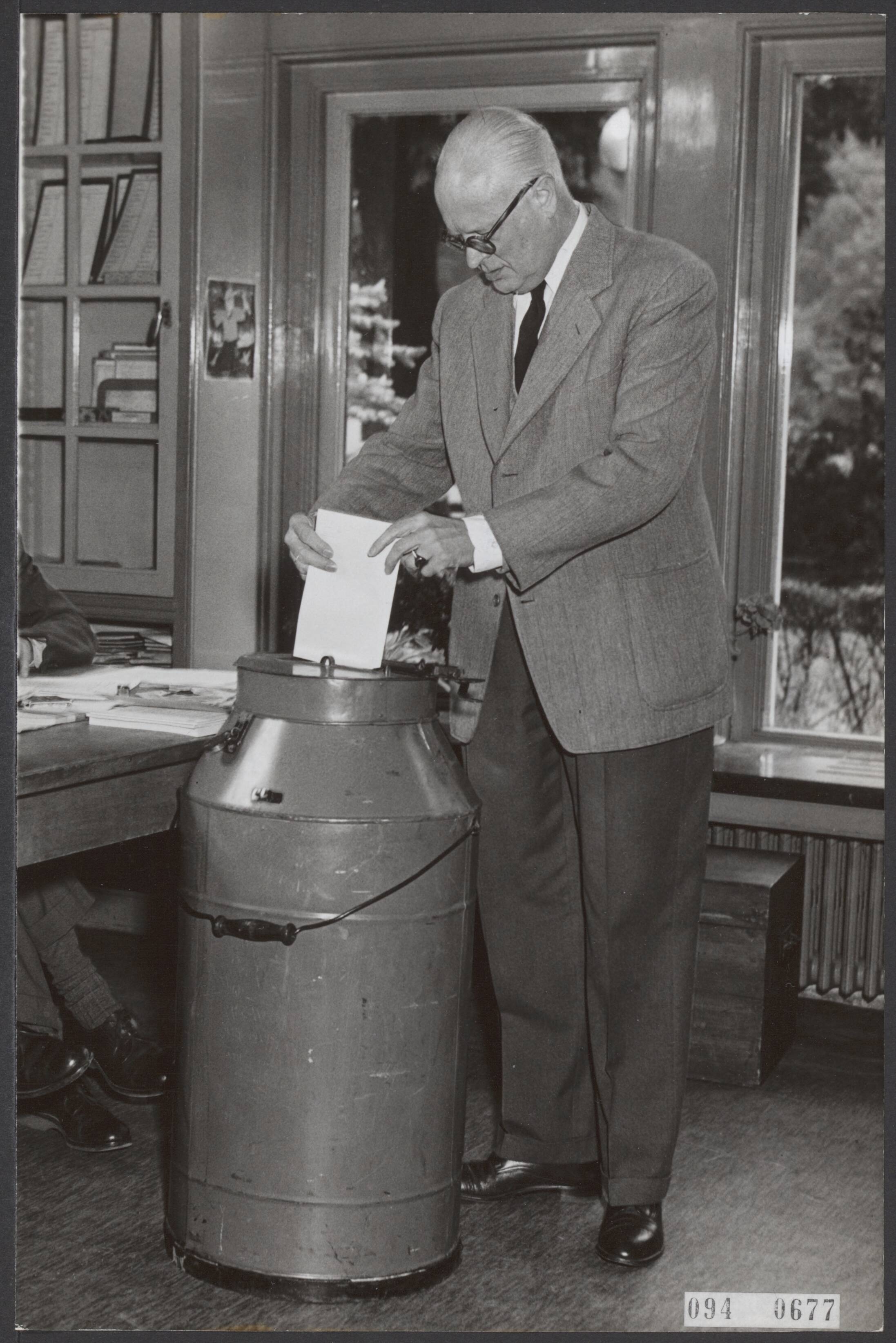 Fotocollectie Elsevier Binnenland — Tweede Kamerverkiezingen. Prof. Romme brengt in Bloemendaal zijn stem uit — Foto: Fotograaf Onbekend / Anefo. Licentie: Set B: Rechtenvrij / Publiek Domein. Bron: Nationaal Archief. http://hdl.handle.net/10648/ae2d33ac-d0b4-102d-bcf8-003048976d84