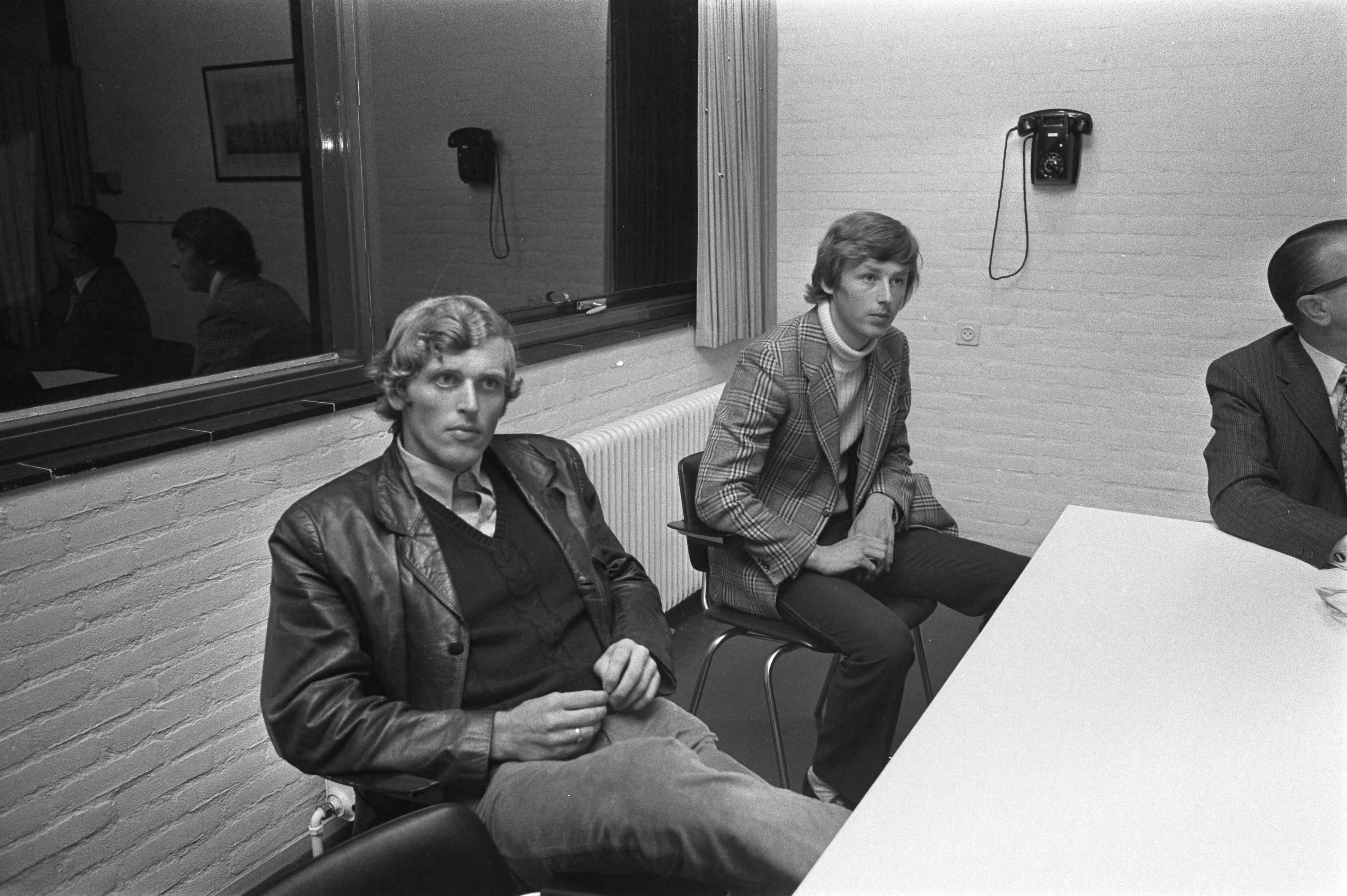 Fotocollectie Anefo — Piet Keizer (Ajax, links) en Hugo Hovenkamp (Groningen) voor tuchtcommissie KNVB te Zeist, — Foto: Verhoeff, Bert / Anefo. Licentie: Set B: Rechtenvrij / Publiek Domein. Bron: Nationaal Archief. http://hdl.handle.net/10648/abcf1832-d0b4-102d-bcf8-003048976d84