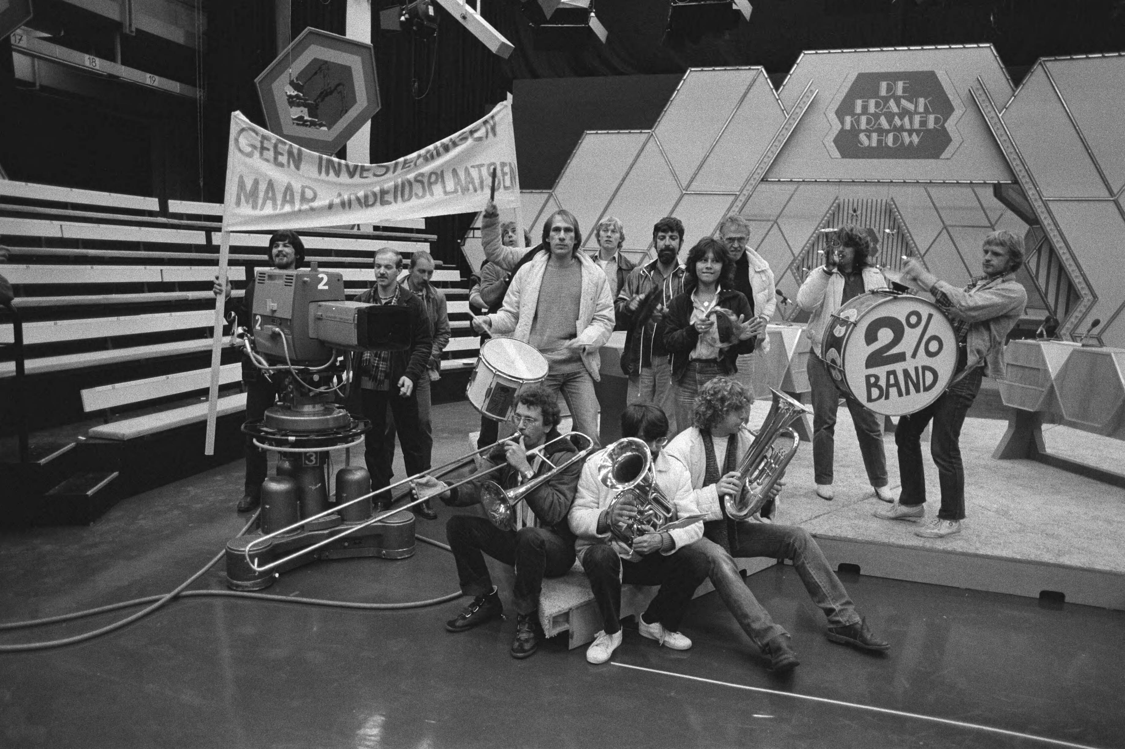 Staking bij de NOS in Hilversum — NOS-medewerkers met de muziek in de studio — Foto: Antonisse, Marcel / Anefo. Licentie: Set B: Rechtenvrij / Publiek Domein. Bron: Nationaal Archief. http://hdl.handle.net/10648/ad0660fc-d0b4-102d-bcf8-003048976d84