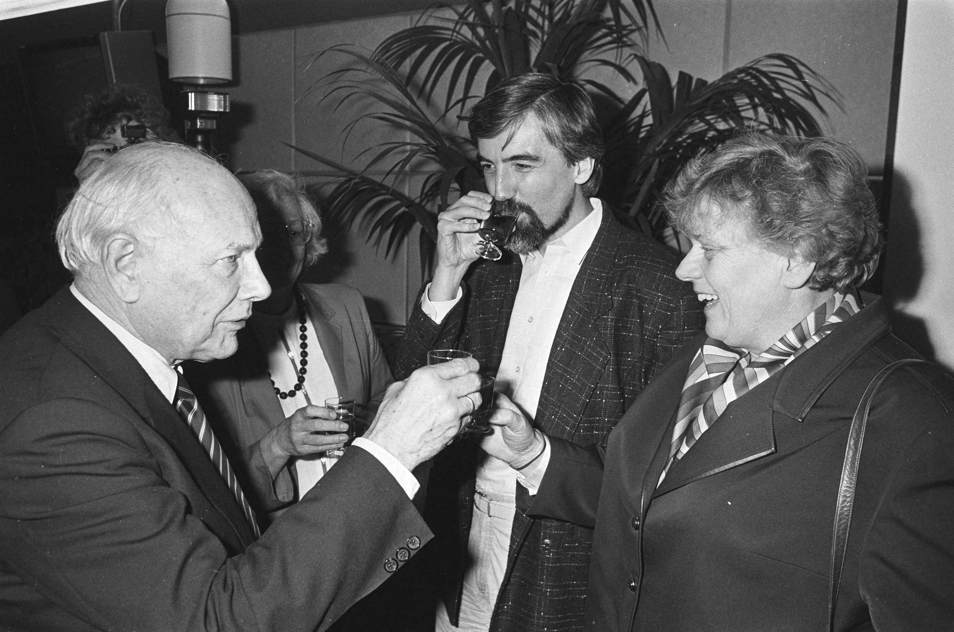 Viering 40 jarig bestaan van PvdA in Den Haag — v.l.n.r. Joop den Uyl , Max van den Berg en Ien Dales — Foto: Molendijk, Bart / Anefo. Licentie: Set B: Rechtenvrij / Publiek Domein. Bron: Nationaal Archief. http://hdl.handle.net/10648/ad4fa168-d0b4-102d-bcf8-003048976d84
