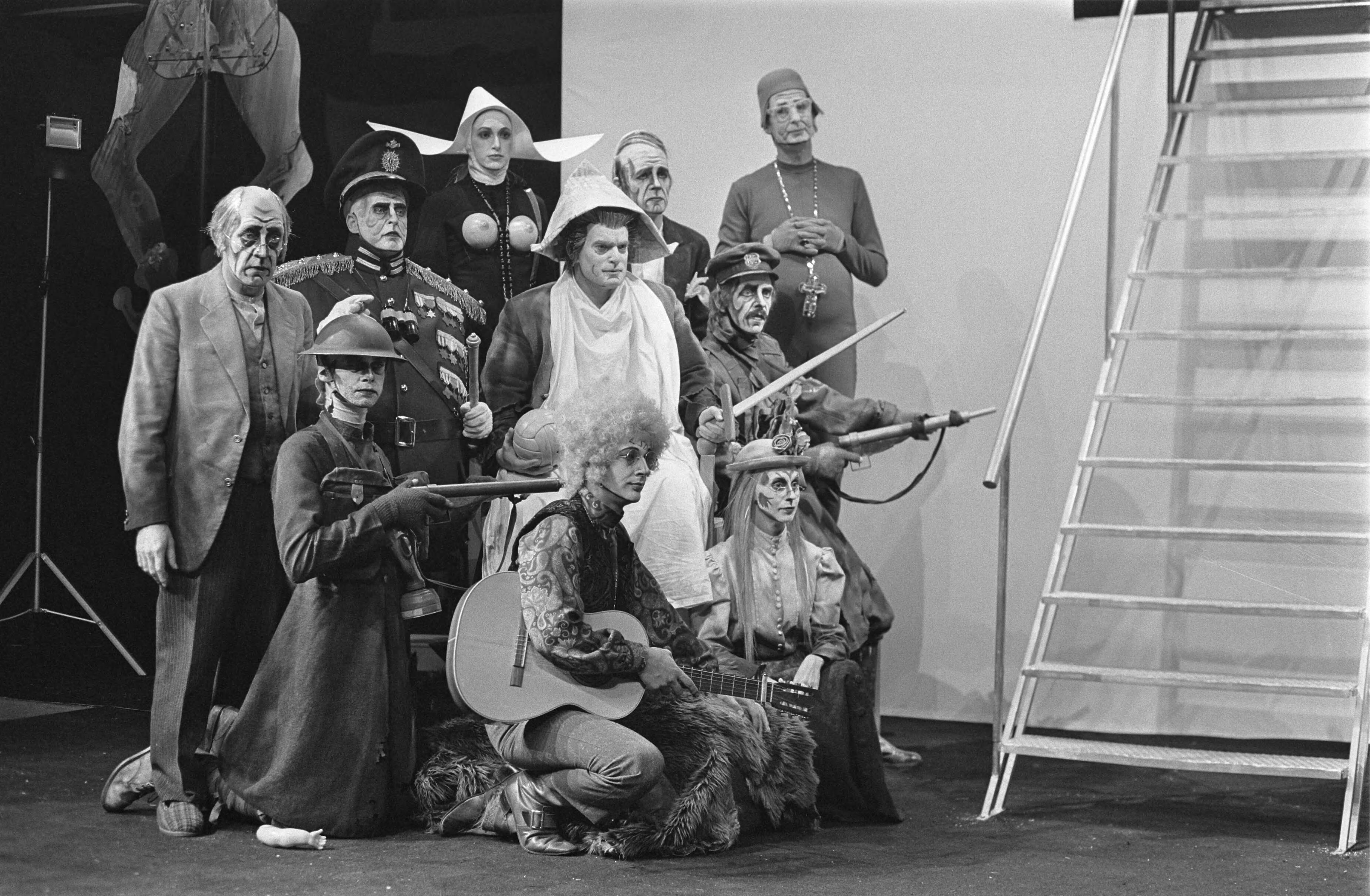 Fotocollectie Anefo — Haagse Comedie opent nieuw theater "Hot" in Den Haag . Nummers 17.18 Interieur theater — Foto: Evers, Joost / Anefo. Licentie: Set B: Rechtenvrij / Publiek Domein. Bron: Nationaal Archief. http://hdl.handle.net/10648/ab7f4fb4-d0b4-102d-bcf8-003048976d84