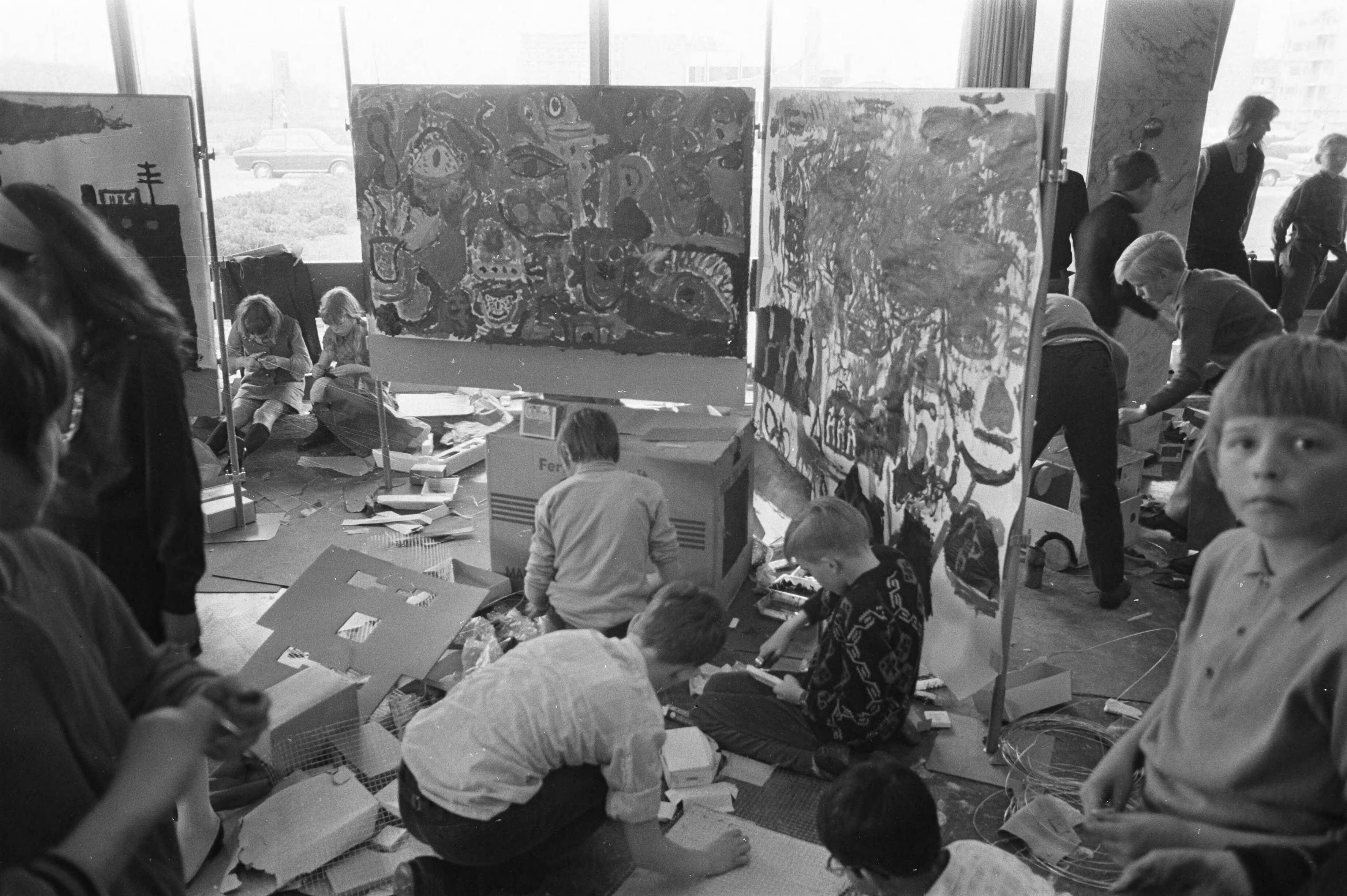 Een creatieve instuif op het Ministerie van Cultuur, Recreatie en Maatschappelijk Werk in verband met het 15-jarig bestaan van het ministerie — Leerlingen van een lagere school aan het knutselen — Foto: Fotograaf Onbekend / Anefo. Licentie: Set B: Rechtenvrij / Publiek Domein. Bron: Nationaal Archief. http://hdl.handle.net/10648/ab94071a-d0b4-102d-bcf8-003048976d84