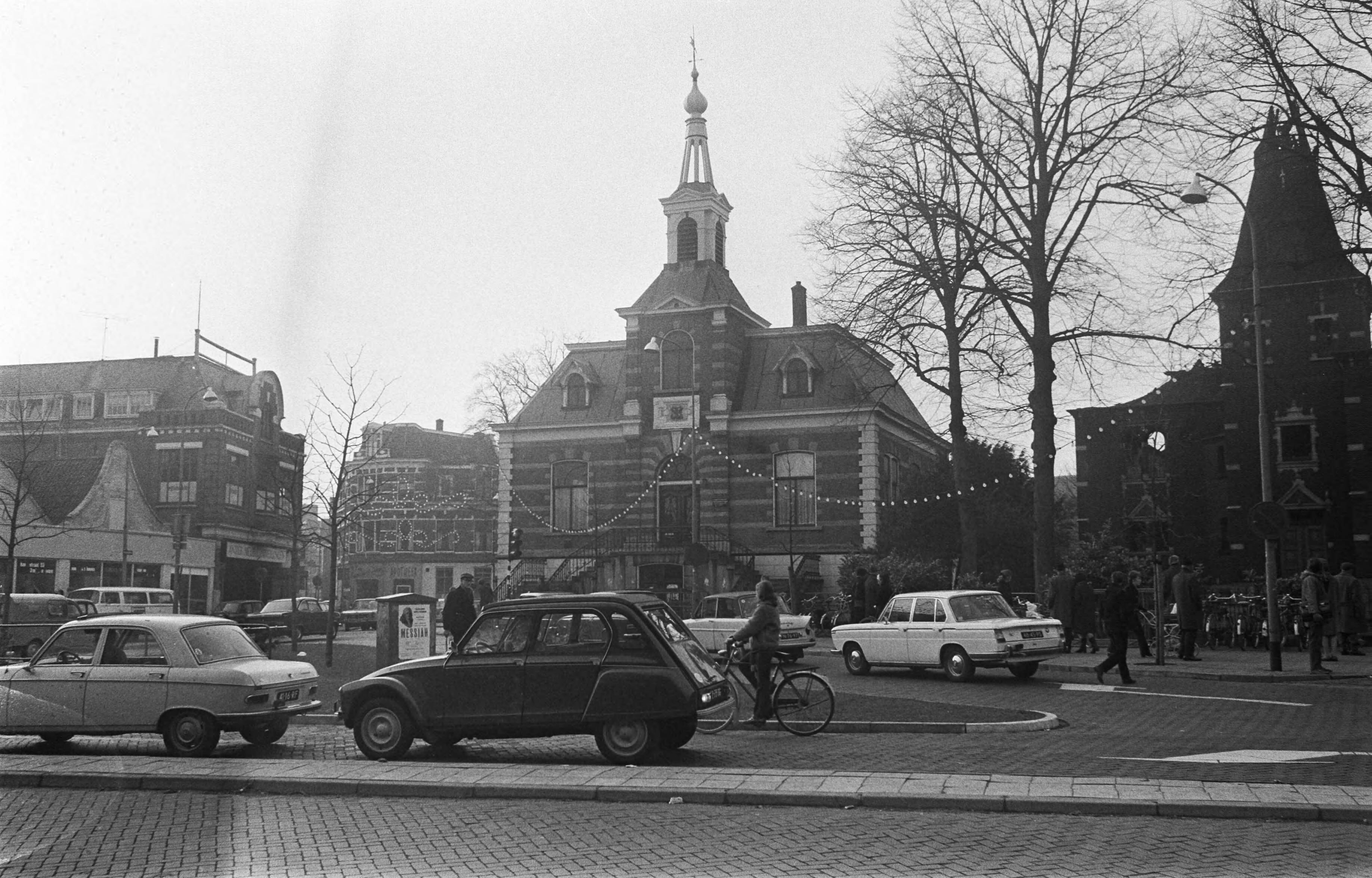 Fotocollectie Anefo — Afgebrande kerk en het oude stadhuis, Hilversum, exterieur — Foto: Punt, W. / Anefo. Licentie: Set B: Rechtenvrij / Publiek Domein. Bron: Nationaal Archief. http://hdl.handle.net/10648/abda510c-d0b4-102d-bcf8-003048976d84