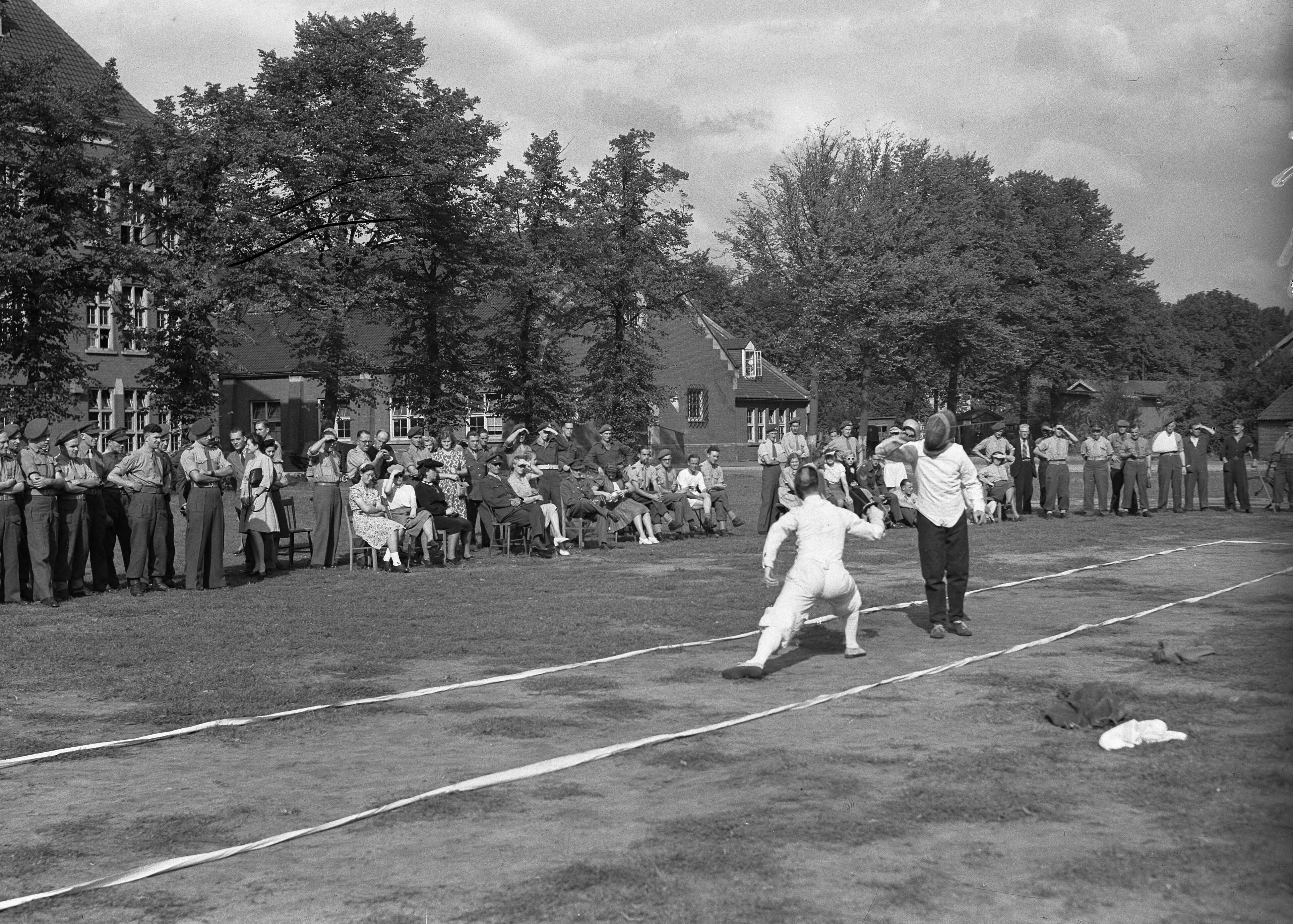 Fotocollectie Anefo — Feest opleidingscursus onderofficieren te Breda — Foto: Sagers, Harry / Anefo. Licentie: Set B: Rechtenvrij / Publiek Domein. Bron: Nationaal Archief. http://hdl.handle.net/10648/a8acf188-d0b4-102d-bcf8-003048976d84