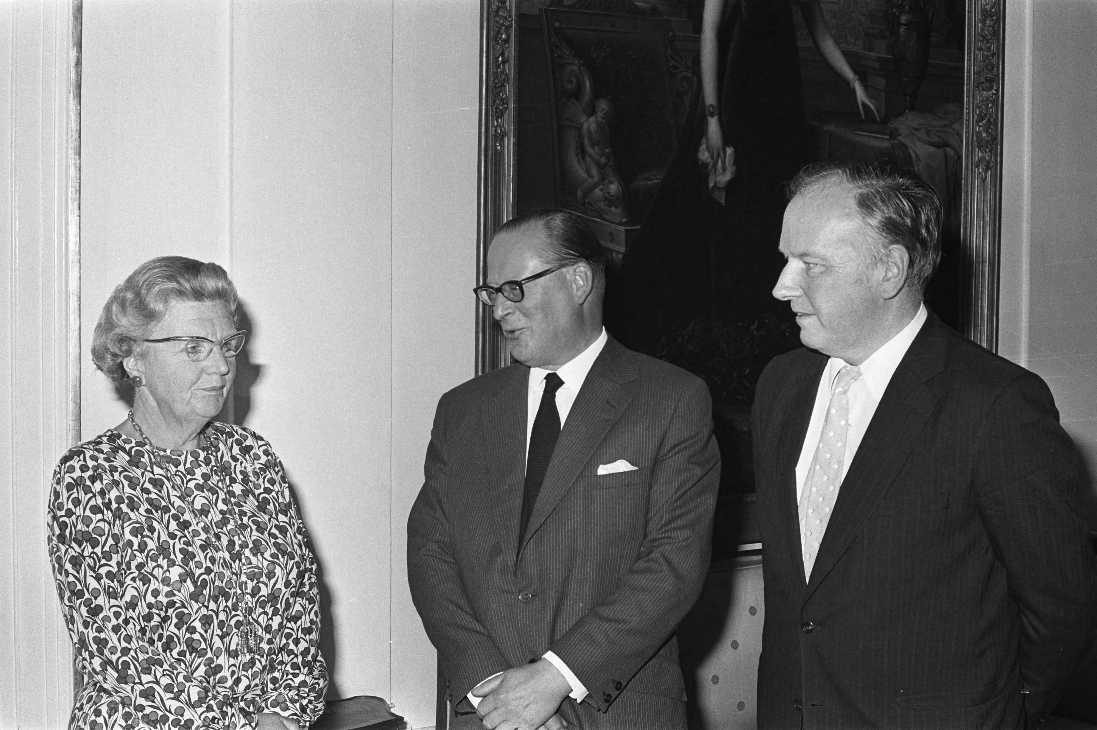 Fotocollectie Anefo — koningin Juliana ontvangt Colin Goad, Secretaris-Generaal IMCO op Soestdijk — Foto: Evers, Joost / Anefo. Licentie: Set B: Rechtenvrij / Publiek Domein. Bron: Nationaal Archief. http://hdl.handle.net/10648/abf54854-d0b4-102d-bcf8-003048976d84