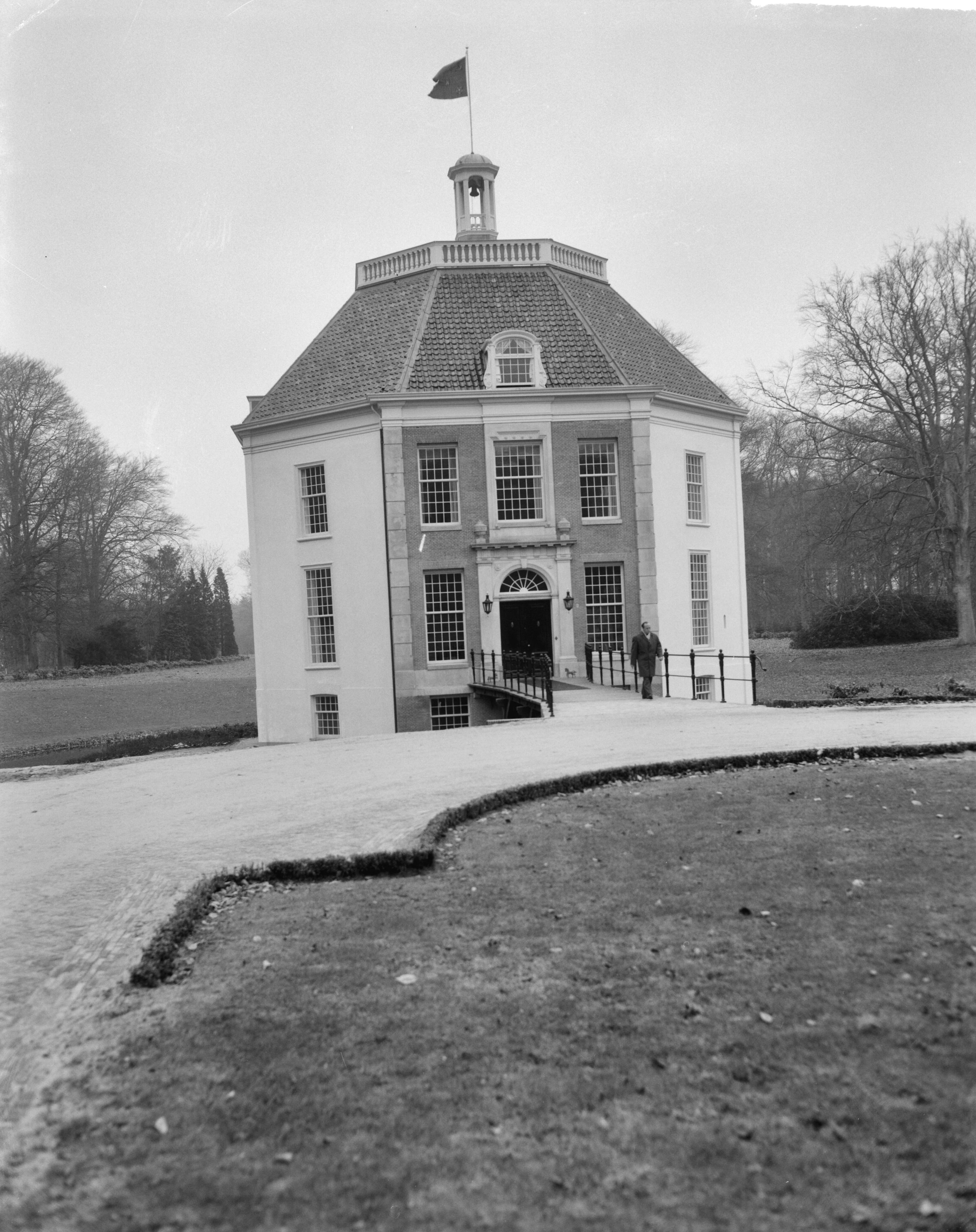 Fotocollectie Anefo — Interieur Slot Drakensteyn . Slot Drakensteyn , exterieur — Foto: Bilsen, Joop van / Anefo. Licentie: Set B: Rechtenvrij / Publiek Domein. Bron: Nationaal Archief. http://hdl.handle.net/10648/aa30668e-d0b4-102d-bcf8-003048976d84