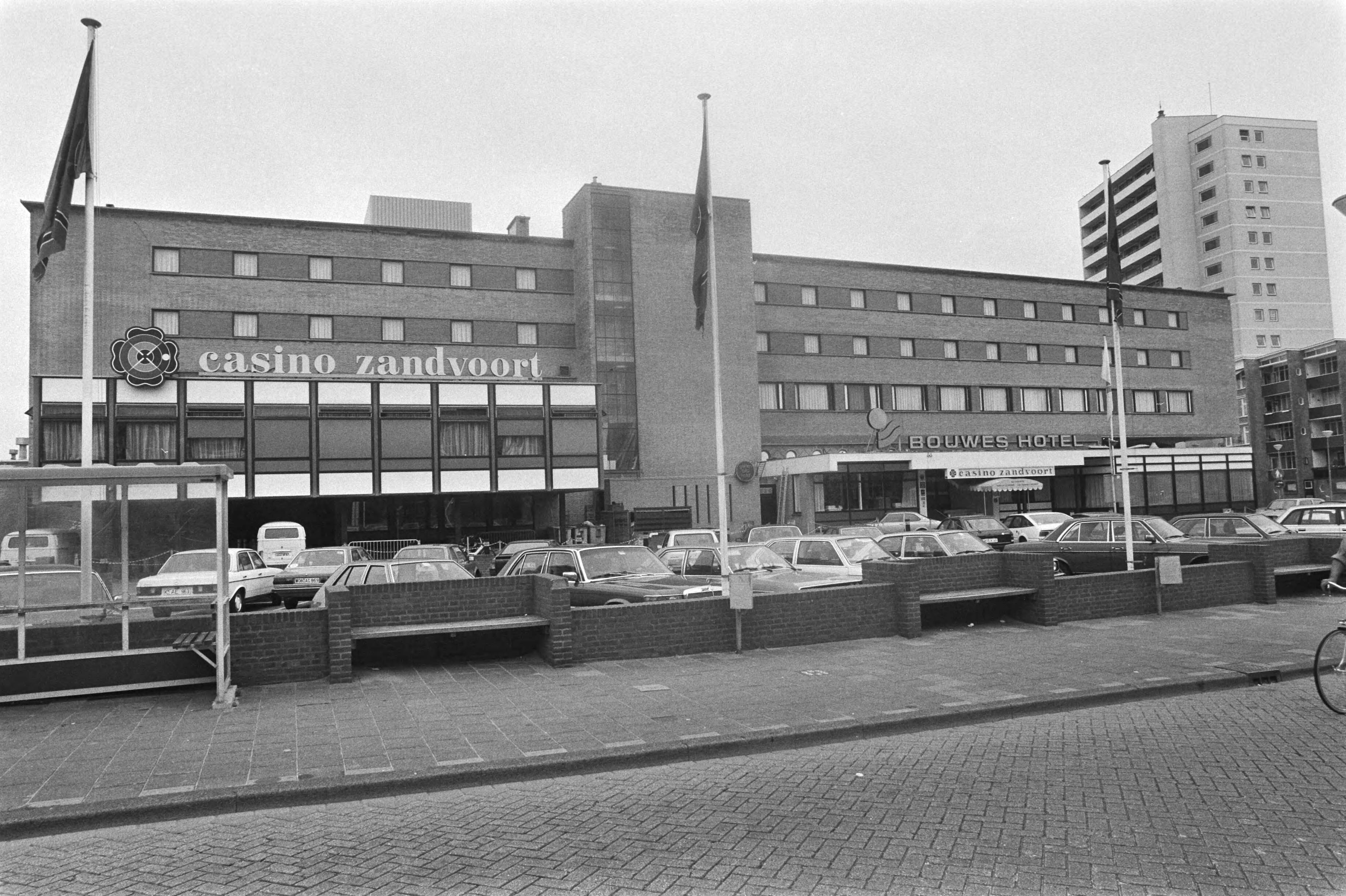 Fotocollectie Anefo — Bouwes-concern in Zandvoort; exterieur casino Zandvoort — Foto: Dijk, Hans van / Anefo. Licentie: Set B: Rechtenvrij / Publiek Domein. Bron: Nationaal Archief. http://hdl.handle.net/10648/ad1b6b5a-d0b4-102d-bcf8-003048976d84
