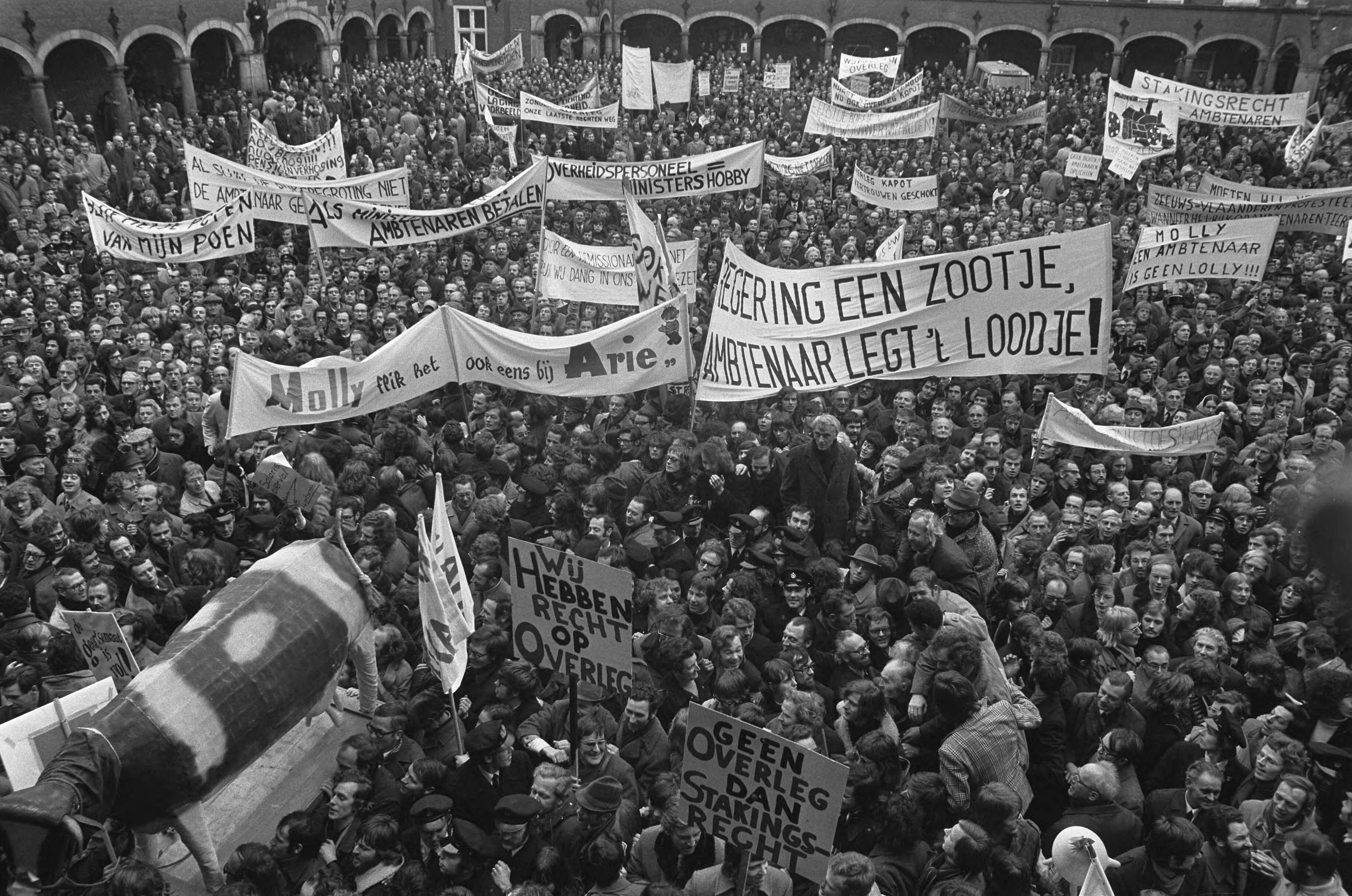 Fotocollectie Anefo — Ambtenaren (meer dan 40.000) demonstreren in Den Haag , de demonstranten op het Binnenhof — Foto: Peters, Hans / Anefo. Licentie: Set B: Rechtenvrij / Publiek Domein. Bron: Nationaal Archief. http://hdl.handle.net/10648/ac245284-d0b4-102d-bcf8-003048976d84