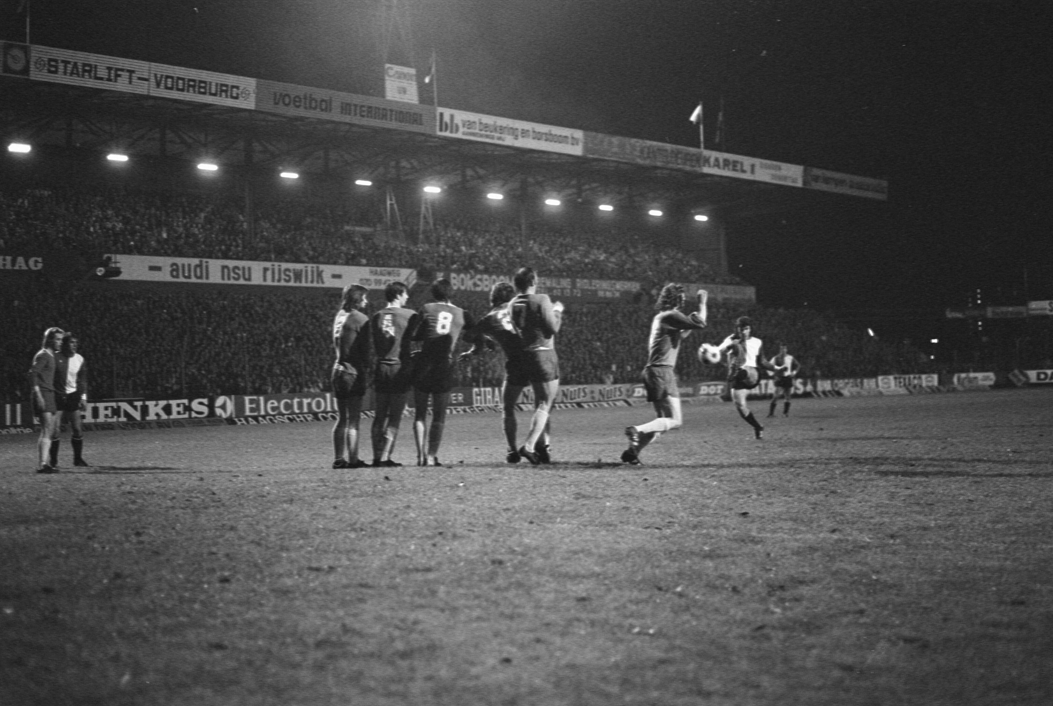 Fotocollectie Anefo — Den Haag tegen Feyenoord 3-3, W. van Hanegem scoort uit vrije schop — Foto: Peters, Hans / Anefo. Licentie: Set B: Rechtenvrij / Publiek Domein. Bron: Nationaal Archief. http://hdl.handle.net/10648/ac59711c-d0b4-102d-bcf8-003048976d84