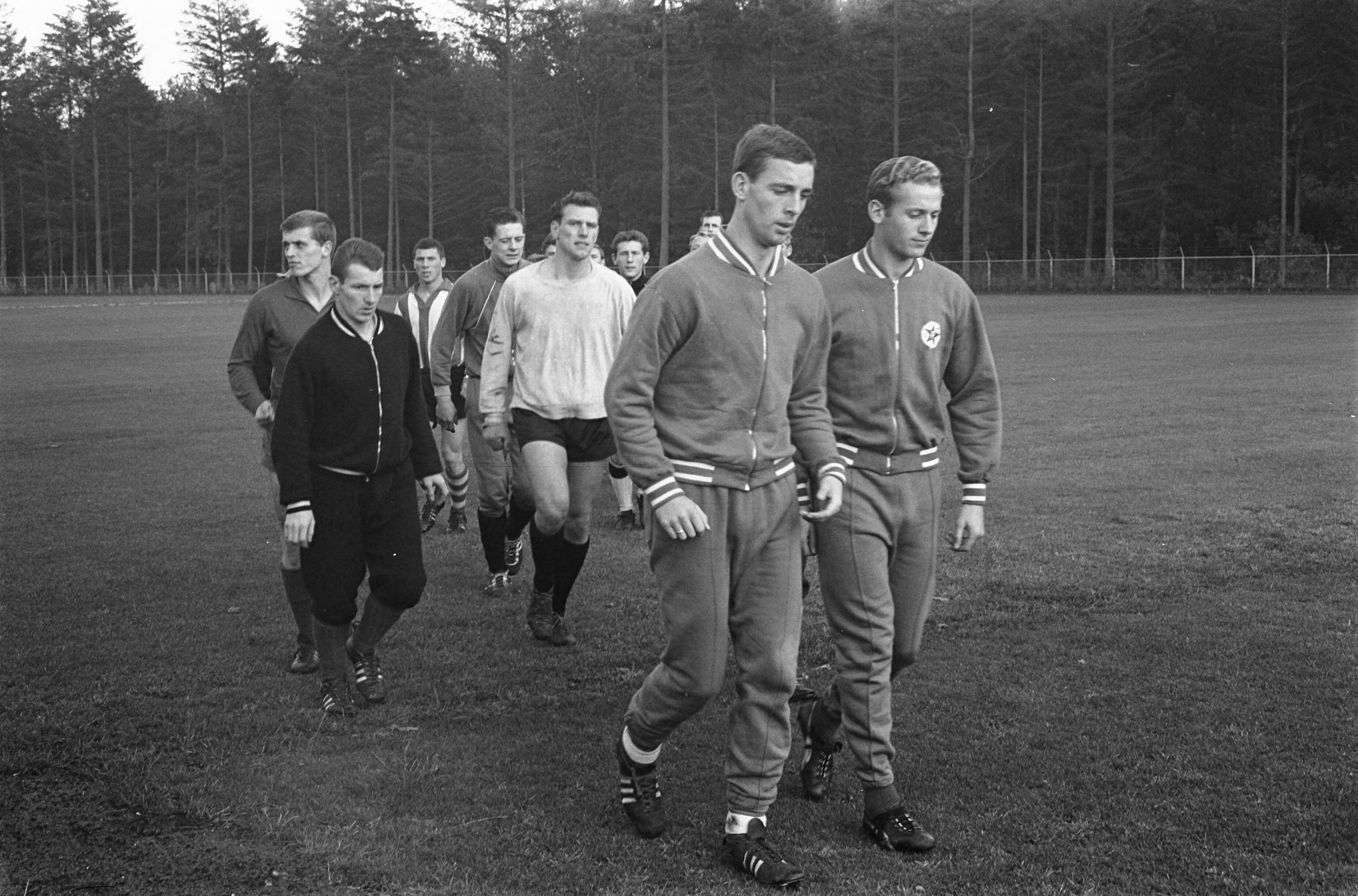 Fotocollectie Anefo — Centrale training Jong Oranje — Foto: Pot, Harry / Anefo. Licentie: Set B: Rechtenvrij / Publiek Domein. Bron: Nationaal Archief. http://hdl.handle.net/10648/aa1db2aa-d0b4-102d-bcf8-003048976d84