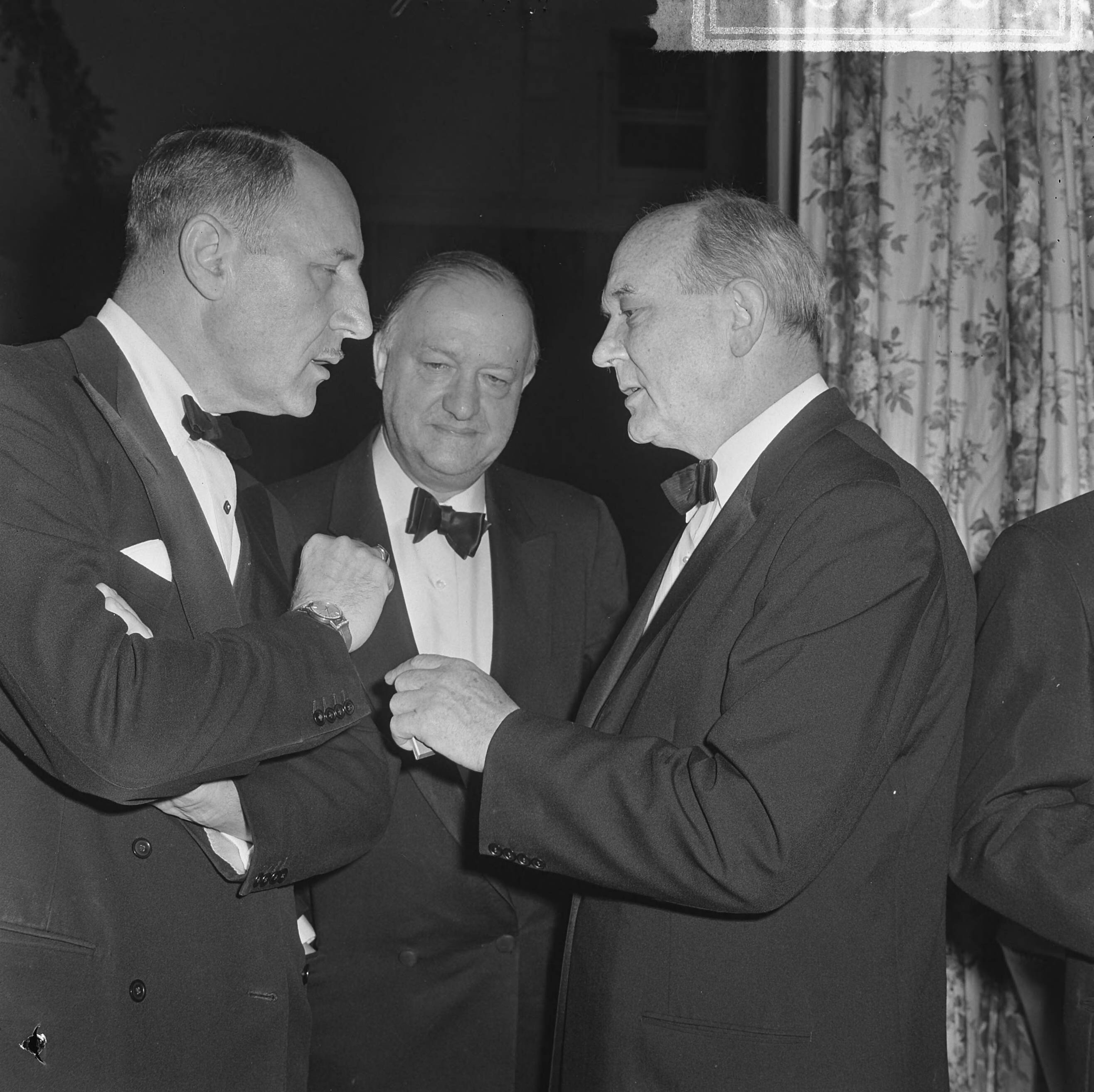 Fotocollectie Anefo — Regeringsdiner voor NATO conferentie in het Kurhaus te Scheveningen, v.l.n.r. in gesprek de ministers Luns, Butler en Rusk — Foto: Koch, Eric / Anefo. Licentie: Set B: Rechtenvrij / Publiek Domein. Bron: Nationaal Archief. http://hdl.handle.net/10648/aa690ad4-d0b4-102d-bcf8-003048976d84