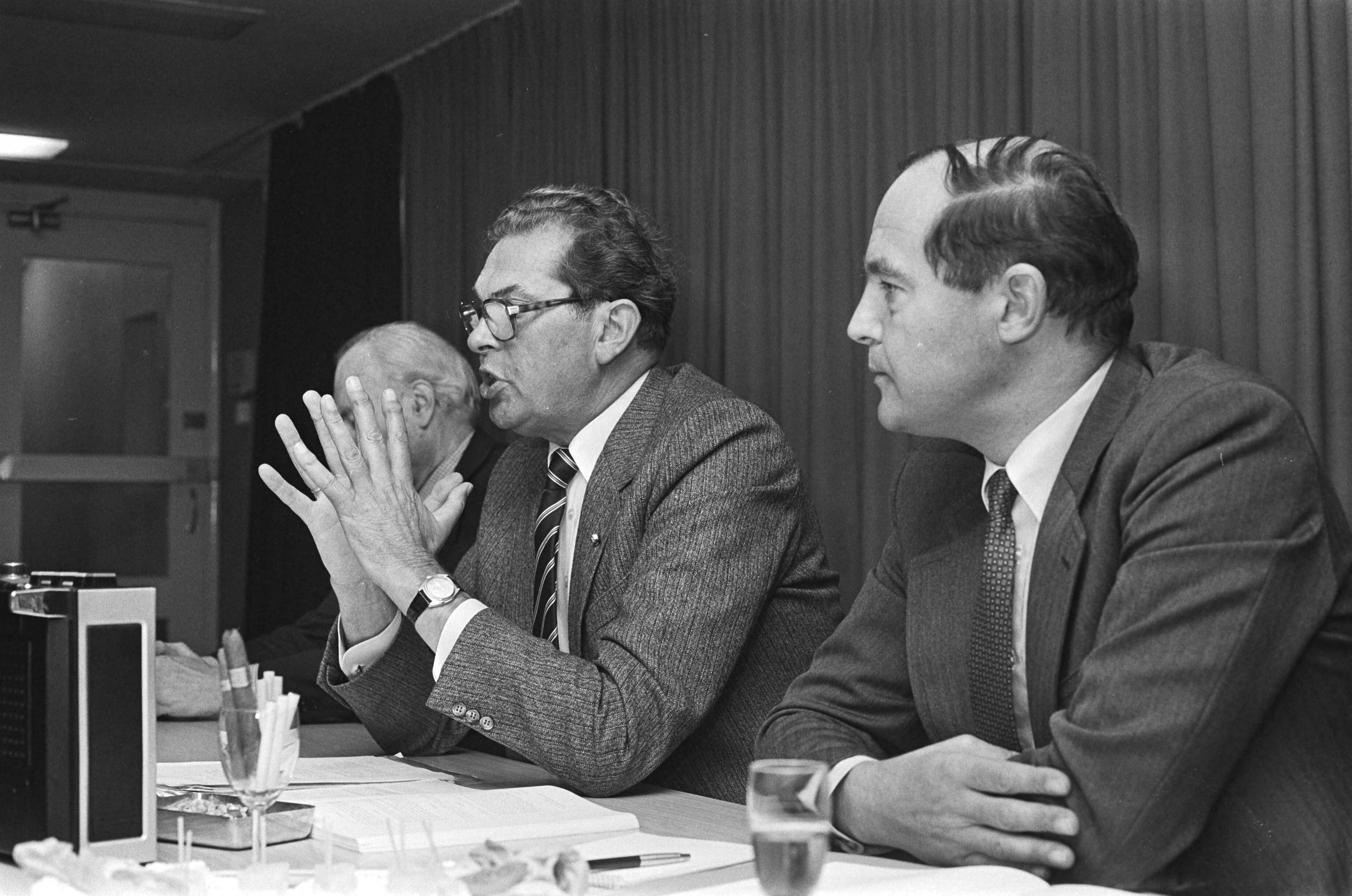 Persconferentie over het afzeggen van het bezoek van premier Biesheuvel aan de Nederlandse Antillen in perscentrum Nieuwspoort in Den Haag — Biesheuvel, Barend|Den Haag|Zuid-Holland|persconferenties |ministers-presidenten |bezoeken — Foto: Antonisse, Marcel / Anefo. Licentie: Set B: Rechtenvrij / Publiek Domein. Bron: Nationaal Archief. http://hdl.handle.net/10648/ace77caa-d0b4-102d-bcf8-003048976d84