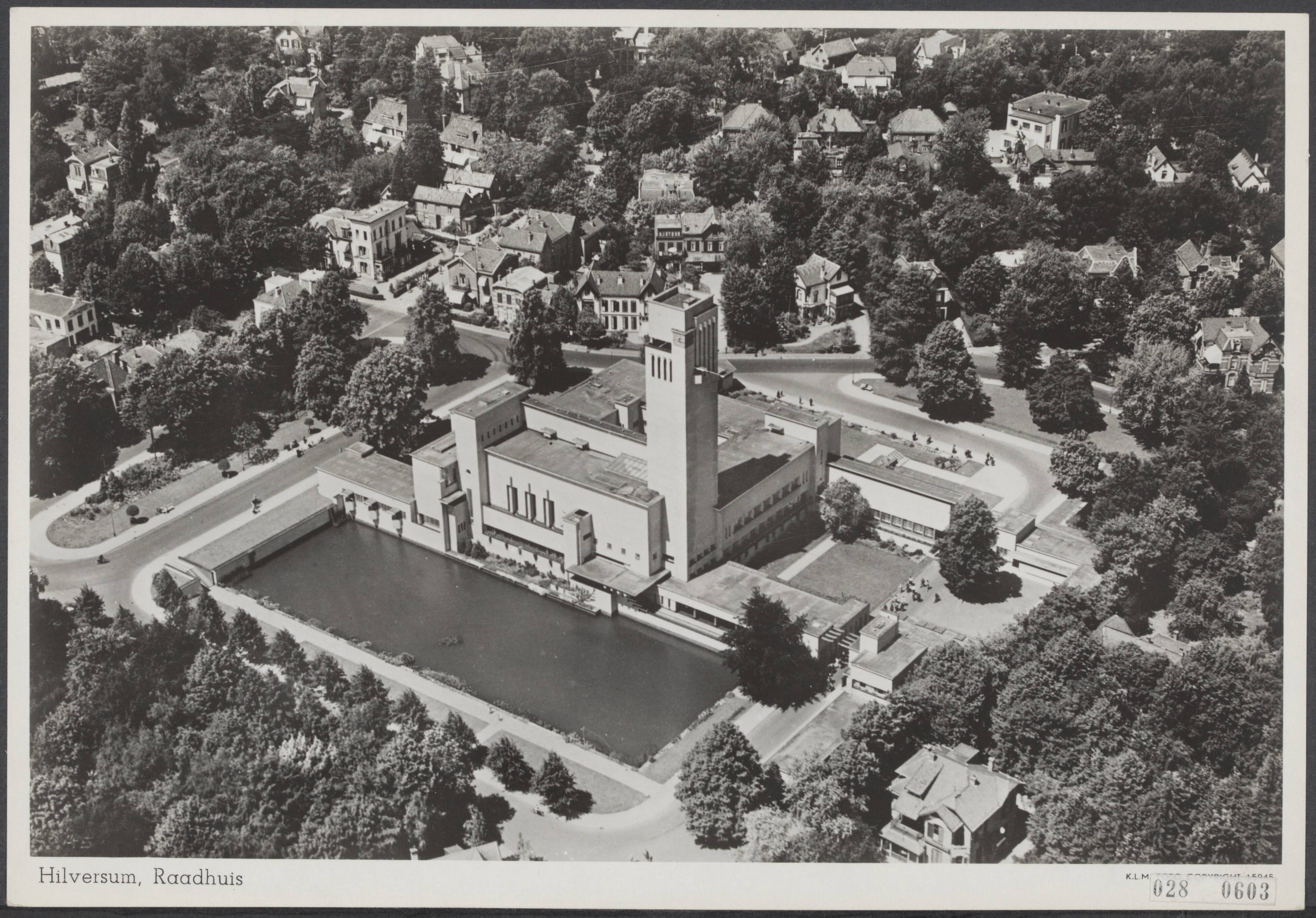 Fotocollectie Elsevier Binnenland — Luchtopname. Stadhuis van Hilversum — Foto: KLM Aerocarto / Rechtenvrij. Licentie: Set B: Rechtenvrij / Publiek Domein. Bron: Nationaal Archief. http://hdl.handle.net/10648/adde485a-d0b4-102d-bcf8-003048976d84