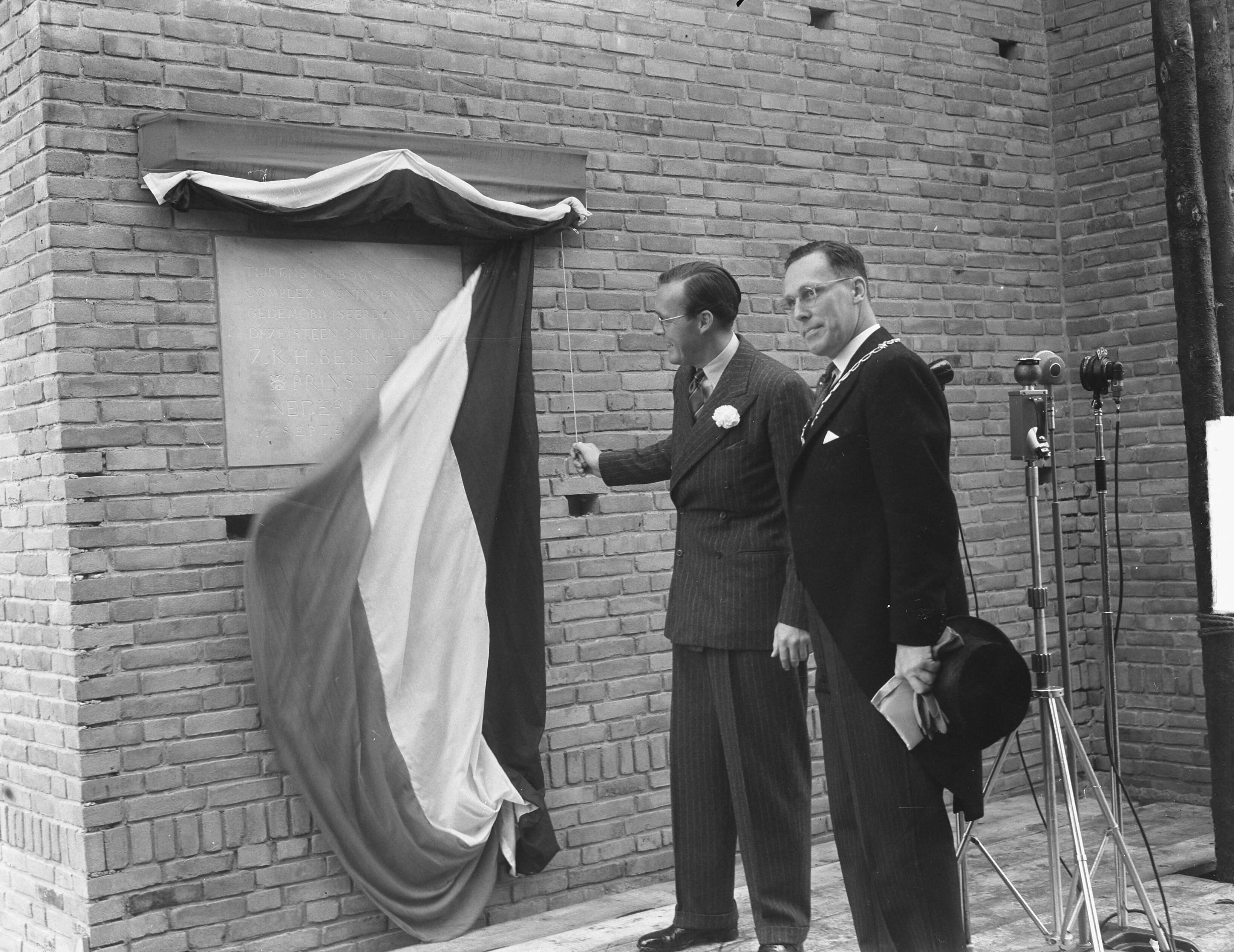 Bezoek van prins Bernhard aan Alkmaar — Prins Bernhard in Alkmaar — Foto: Pot, Harry / Anefo. Licentie: Set B: Rechtenvrij / Publiek Domein. Bron: Nationaal Archief. http://hdl.handle.net/10648/a8df0556-d0b4-102d-bcf8-003048976d84