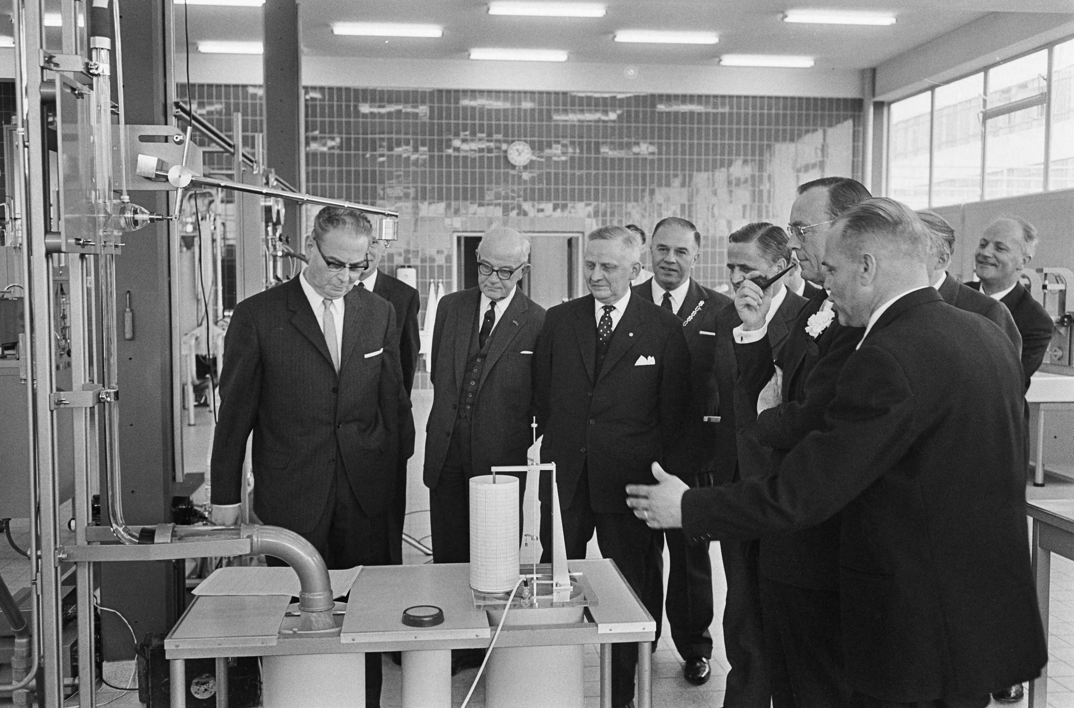 Fotocollectie Anefo — Prins Bernhard opende Kiwa te Rijswijk, Prins Bernhard op het laboratorium, drukt op knop — Foto: Koch, Eric / Anefo. Licentie: Set B: Rechtenvrij / Publiek Domein. Bron: Nationaal Archief. http://hdl.handle.net/10648/aaa344a6-d0b4-102d-bcf8-003048976d84