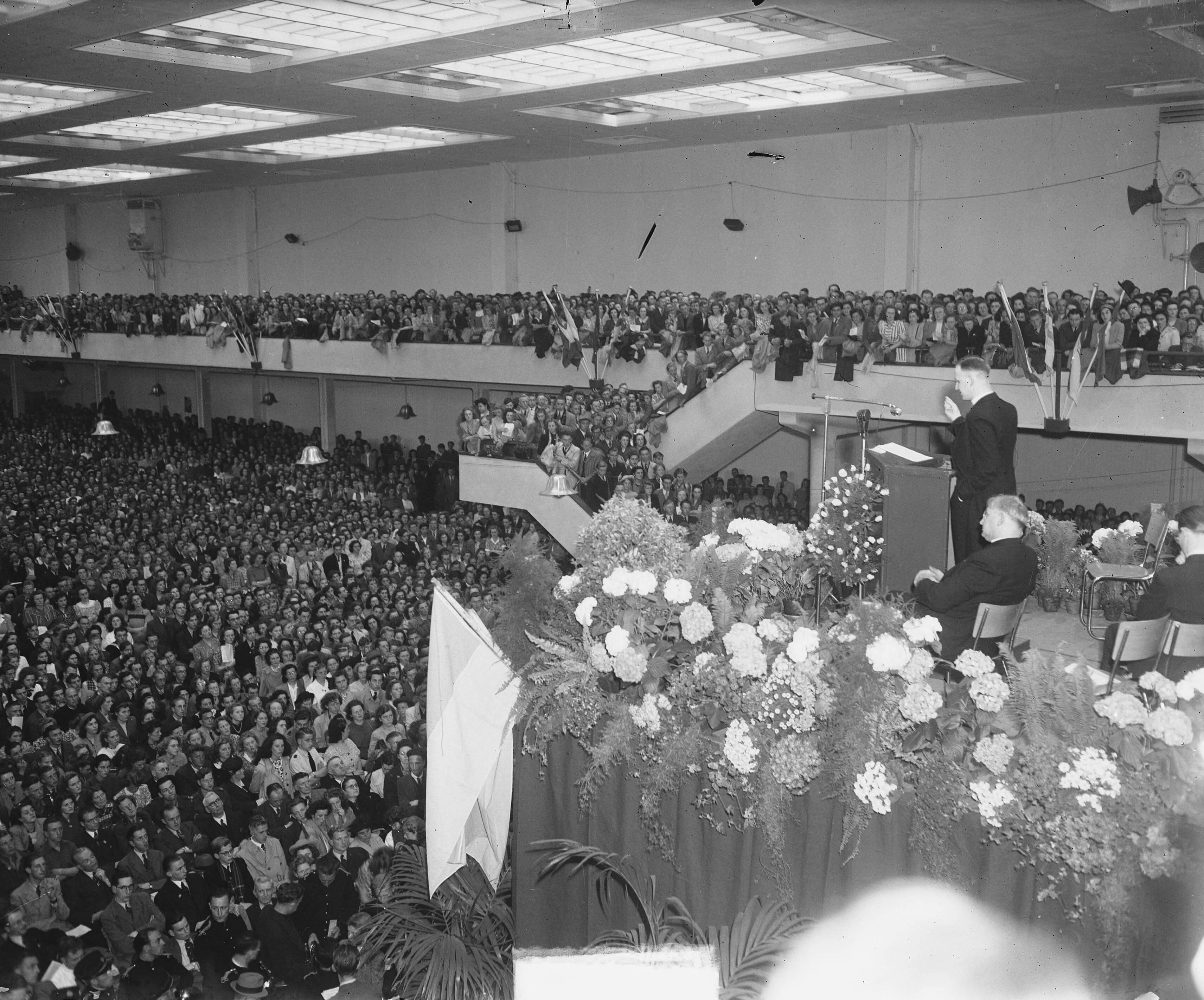 Fotocollectie Anefo — R. K. Jeugd in Jaarbeurs Utrecht — Foto: Merk, Ben / Anefo. Licentie: Set B: Rechtenvrij / Publiek Domein. Bron: Nationaal Archief. http://hdl.handle.net/10648/a8c8816e-d0b4-102d-bcf8-003048976d84
