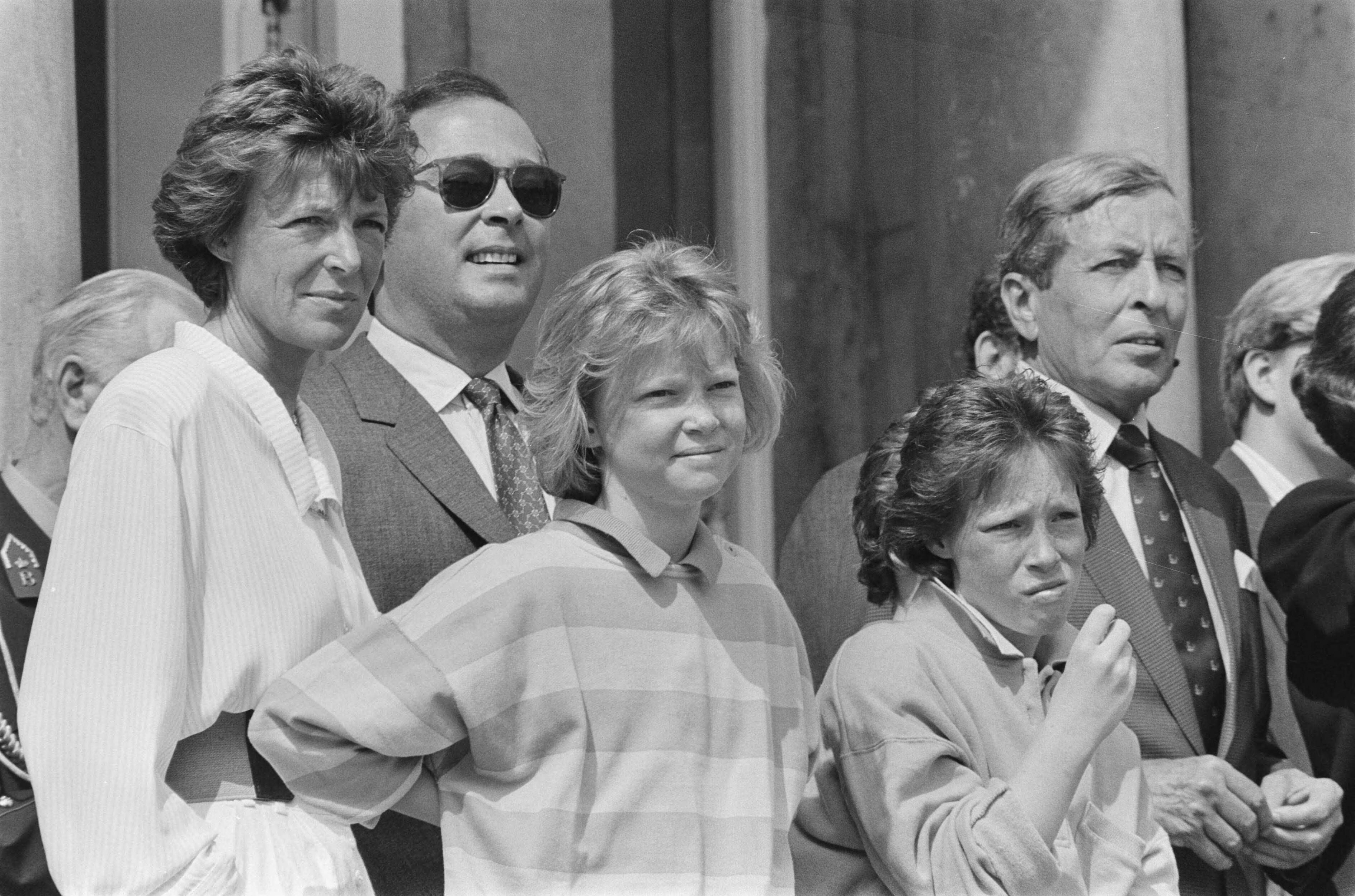 Fotocollectie Anefo — Koninginnedag 1987; deel Koninklijke familie op bordes Soestdijk — Foto: Croes, Rob C. / Anefo. Licentie: Set B: Rechtenvrij / Publiek Domein. Bron: Nationaal Archief. http://hdl.handle.net/10648/ad5fc354-d0b4-102d-bcf8-003048976d84