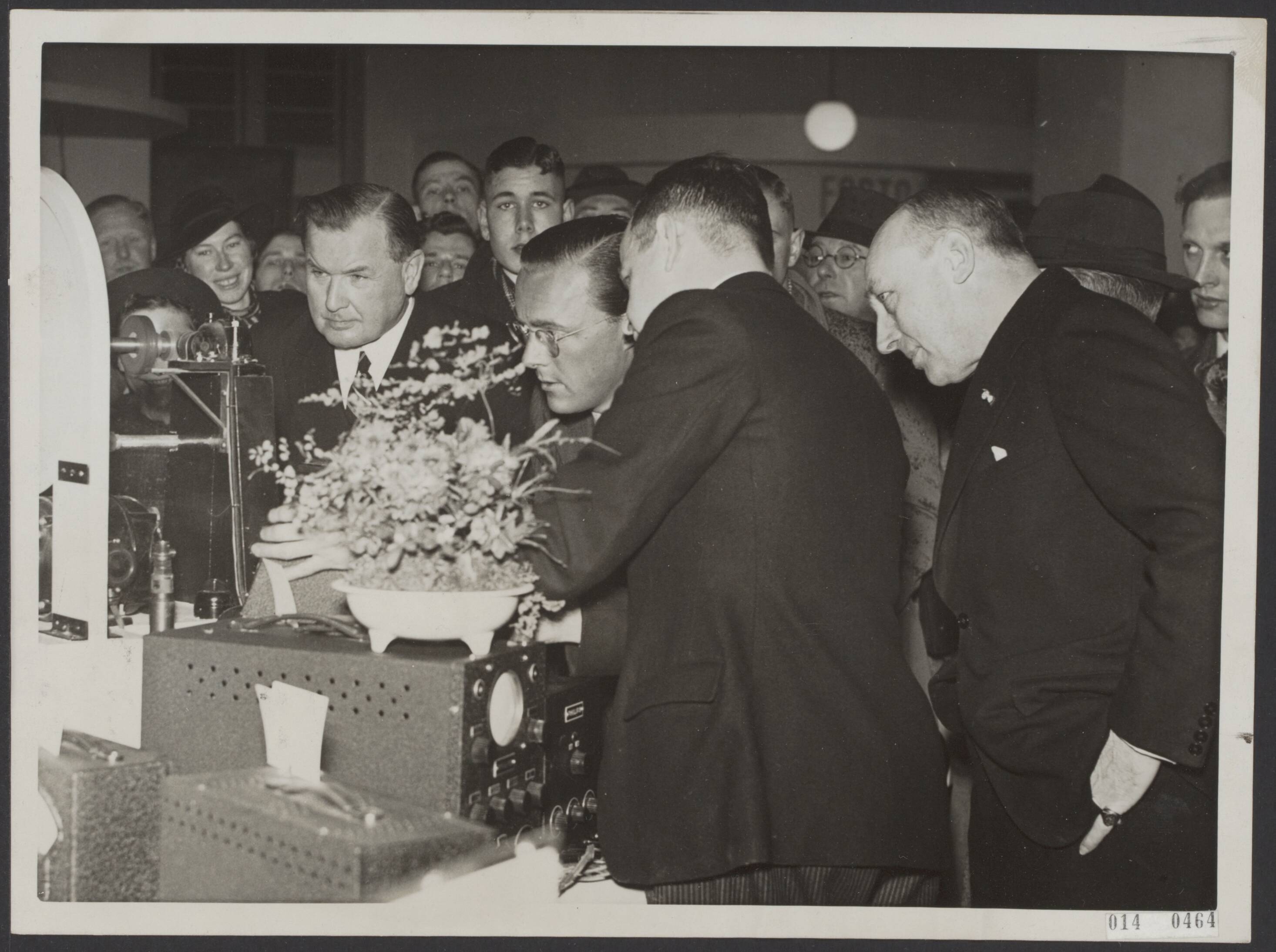 Fotocollectie Elsevier Binnenland — Bezoek van prins Bernhard aan de 40ste Jaarbeurs te Utrecht. Tijdens de rondgang, vlnr. W. Graadt van Roggen (secretaris-generaal Jaarbeurs), prins Bernhard, een lid van het Philips personeel en dr. F.H. Fentener van Vlissingen ( voorzitter Jaarbeurs) bekijken een Philips radiozender — Foto: N.V. Polygoon. Licentie: Set B: Rechtenvrij / Publiek Domein. Bron: Nationaal Archief. http://hdl.handle.net/10648/adb0b7f0-d0b4-102d-bcf8-003048976d84