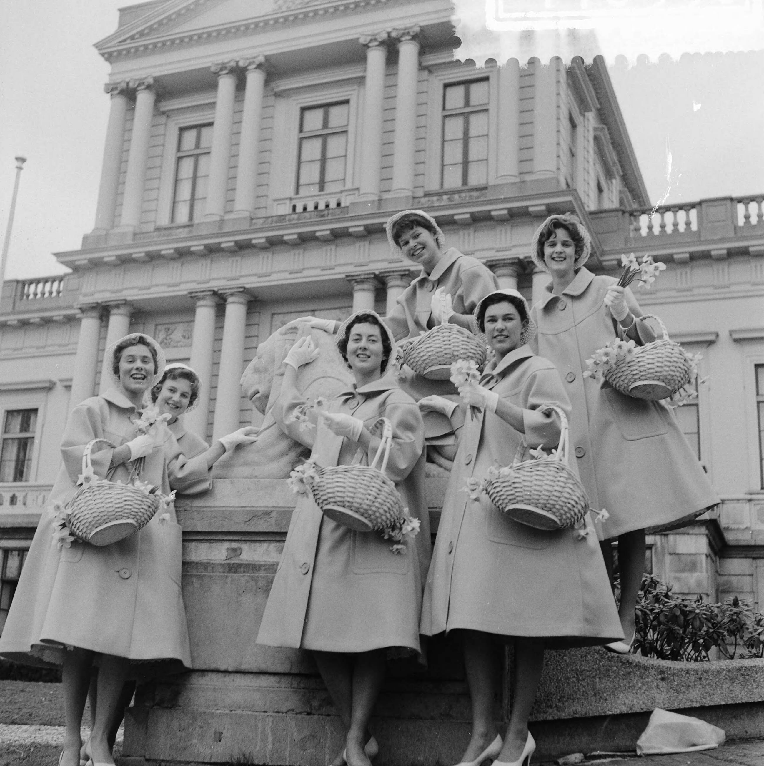 Fotocollectie Anefo — Nieuwe kostuums voor de Haarlemse bloemenmeisjes in 1960. De bloemenmeisjes in hun tomaatrode mantels — Foto: Pot, Harry / Anefo. Licentie: Set B: Rechtenvrij / Publiek Domein. Bron: Nationaal Archief. http://hdl.handle.net/10648/a9a91d0a-d0b4-102d-bcf8-003048976d84