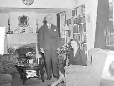 Fotocollectie Anefo — Burgemeester van Eindhoven H.A.M.T. van Kolfschoten genoemd als kandidaat voor Den Haag — Foto: Bilsen, Joop van / Anefo. Licentie: Set B: Rechtenvrij / Publiek Domein. Bron: Nationaal Archief. http://hdl.handle.net/10648/a954fd24-d0b4-102d-bcf8-003048976d84