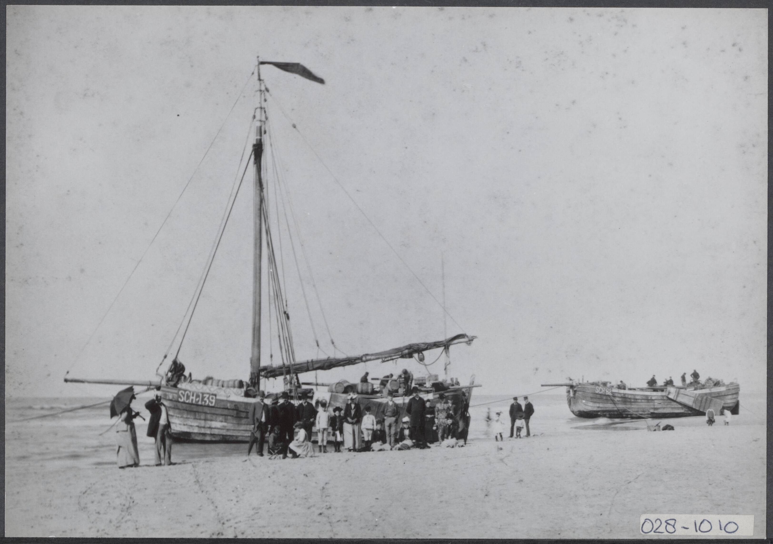 Fotocollectie Elsevier Binnenland — Scheveningen. Strand bij Seinpost. Bomschuiten [SCH 139 en SCH 82] — Foto: Onbekend / Publiek Domein of Rechtenvrij. Licentie: Set B: Rechtenvrij / Publiek Domein. Bron: Nationaal Archief. http://hdl.handle.net/10648/addf80f8-d0b4-102d-bcf8-003048976d84