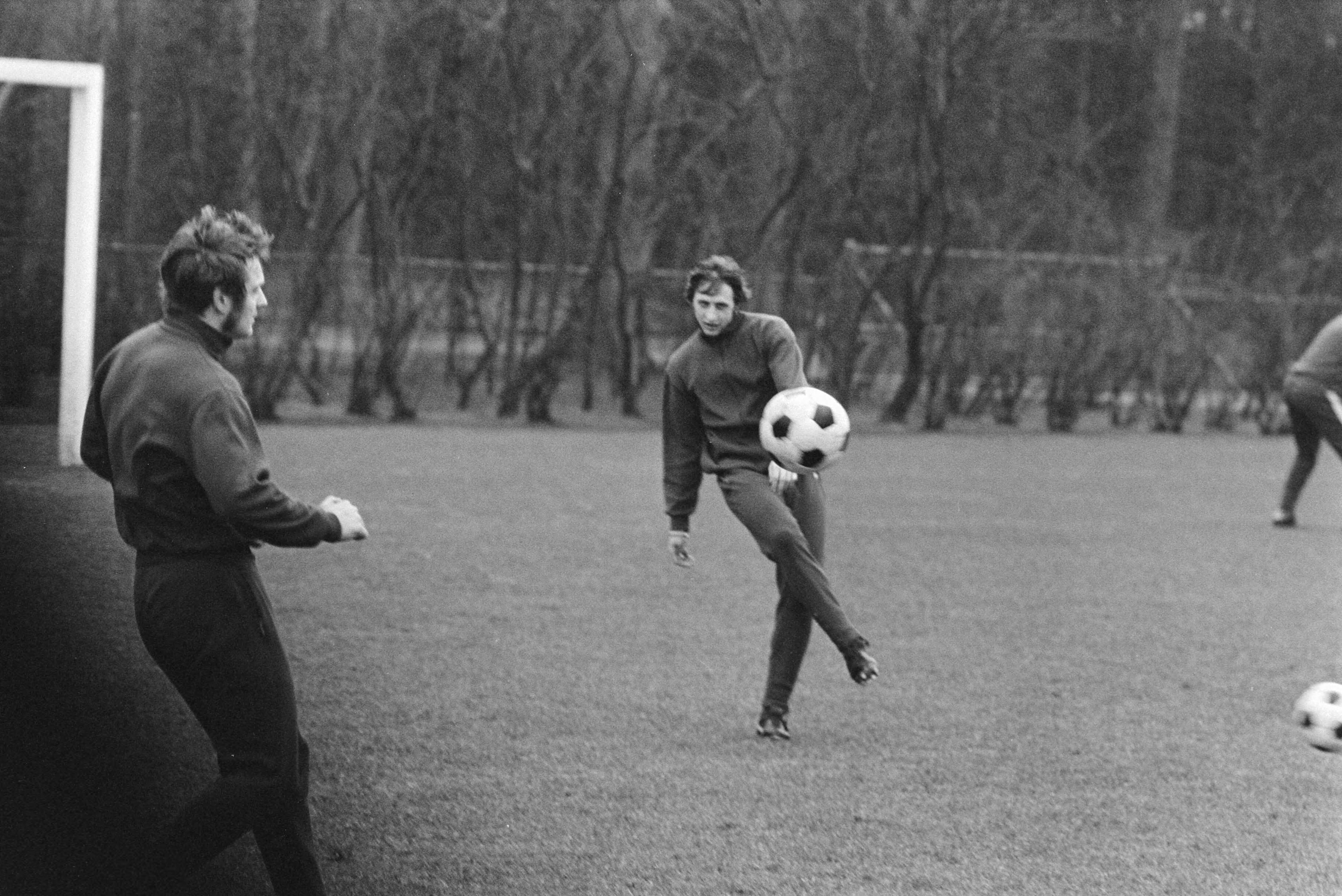 Fotocollectie Anefo — Selectie voor Nederlands elftal traint voor wedstrijd tegen Luxemburg, Zeist — Foto: Verhoeff, Bert / Anefo. Licentie: Set B: Rechtenvrij / Publiek Domein. Bron: Nationaal Archief. http://hdl.handle.net/10648/abb3c4d8-d0b4-102d-bcf8-003048976d84