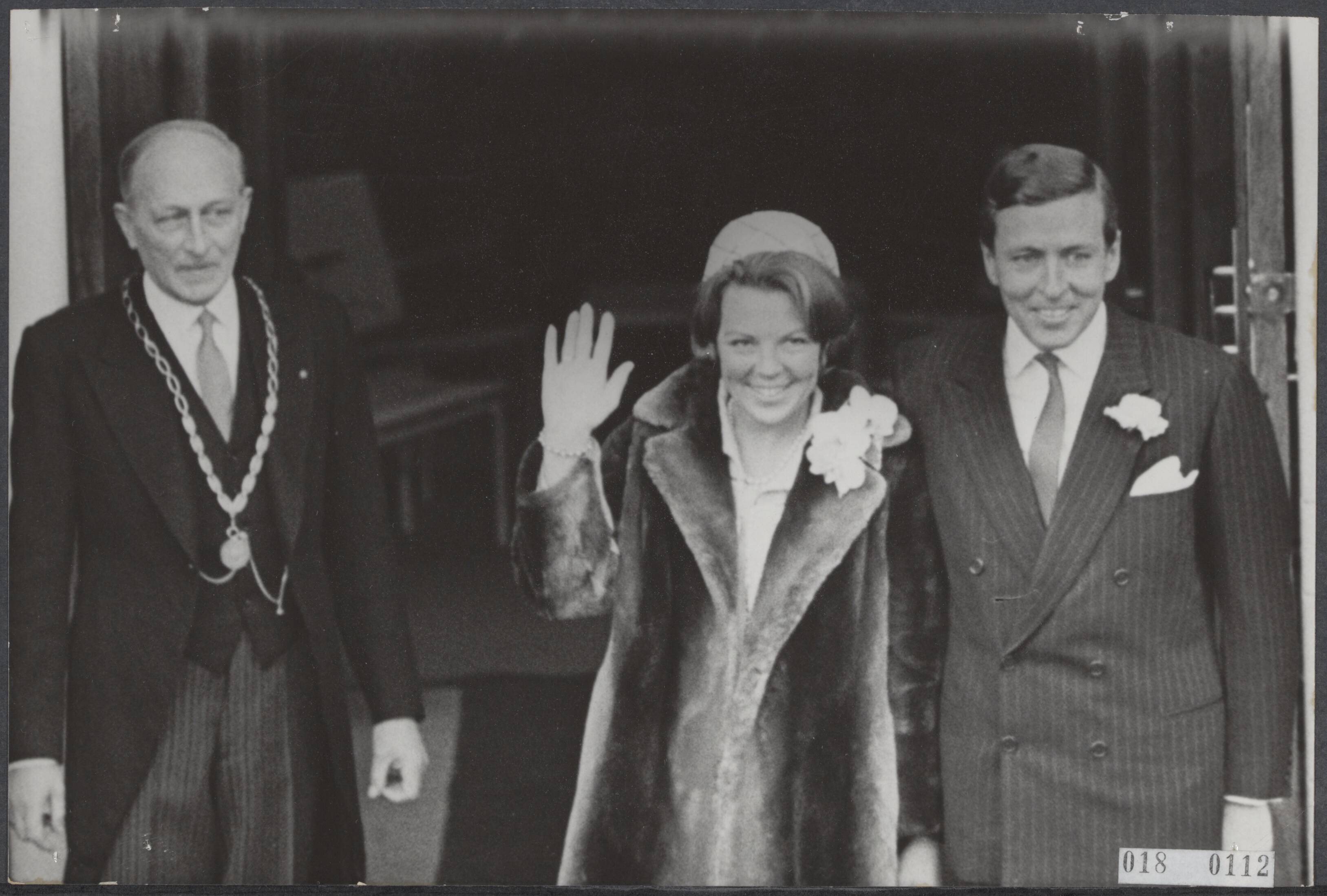 Fotocollectie Elsevier Binnenland — Prinses Beatrix en Claus von Amsberg zijn in Baarn in ondertrouw gegaan. Aankomst van het paar bij het raadhuis. Links de burgemeester mr. F.J. van Beeck Calkoen — Foto: Fotograaf Onbekend / Anefo. Licentie: Set B: Rechtenvrij / Publiek Domein. Bron: Nationaal Archief. http://hdl.handle.net/10648/adc1407a-d0b4-102d-bcf8-003048976d84