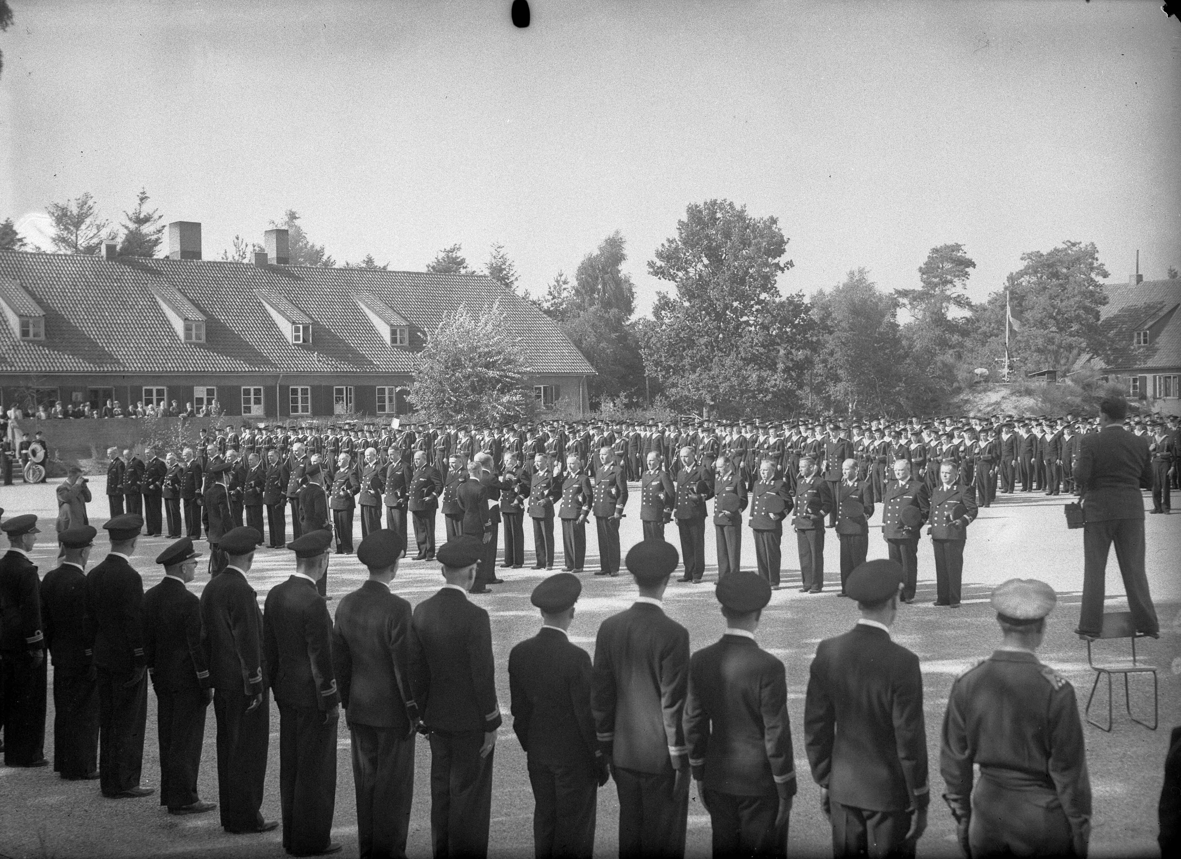 Fotocollectie Anefo — Beëdiging van 29 marine-officieren op het Marine Opleidingskamp te Hilversum. De Commandant der Marine Schout-bij-nacht J.L.L. Willinge neemt de eed af — Foto: Sagers, Harry / Anefo. Licentie: Set B: Rechtenvrij / Publiek Domein. Bron: Nationaal Archief. http://hdl.handle.net/10648/a8ac9418-d0b4-102d-bcf8-003048976d84