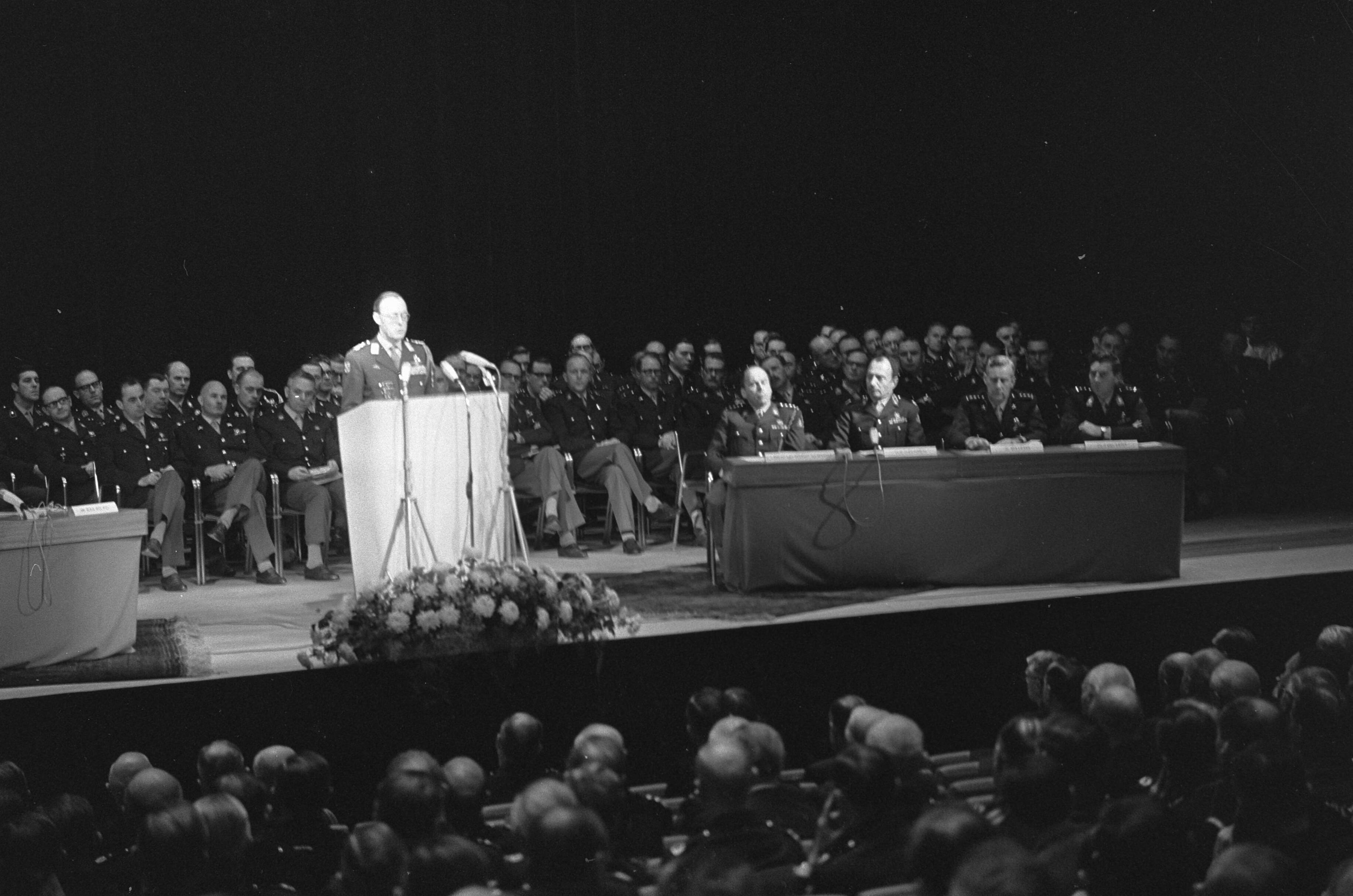 Fotocollectie Anefo — 100 Jarig bestaan Hogere Krijgsschool Prins Bernhard spreekt congres toe in Den Haag — Foto: Nijs, Jac. de / Anefo. Licentie: Set B: Rechtenvrij / Publiek Domein. Bron: Nationaal Archief. http://hdl.handle.net/10648/ab555a24-d0b4-102d-bcf8-003048976d84