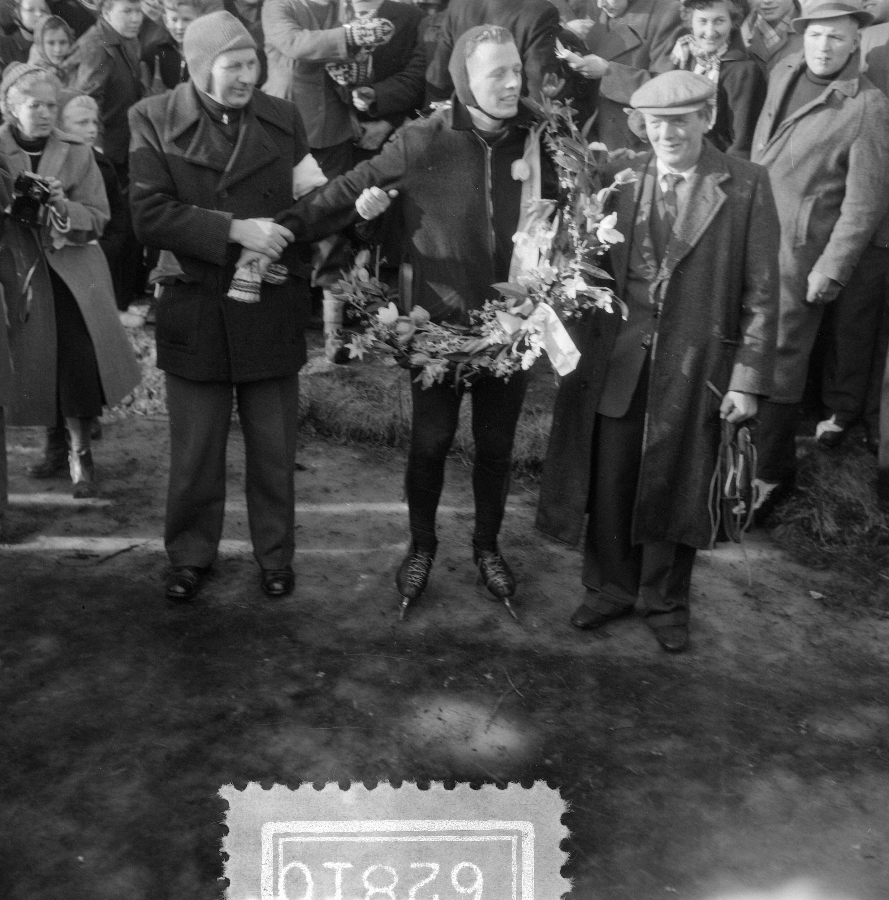 Elfstedentocht 1954 — Elfstedentocht. Winnaar Jeen van den Berg wordt gehuldigd — Foto: Noske, J.D. / Anefo. Licentie: Set B: Rechtenvrij / Publiek Domein. Bron: Nationaal Archief. http://hdl.handle.net/10648/a91c56a4-d0b4-102d-bcf8-003048976d84