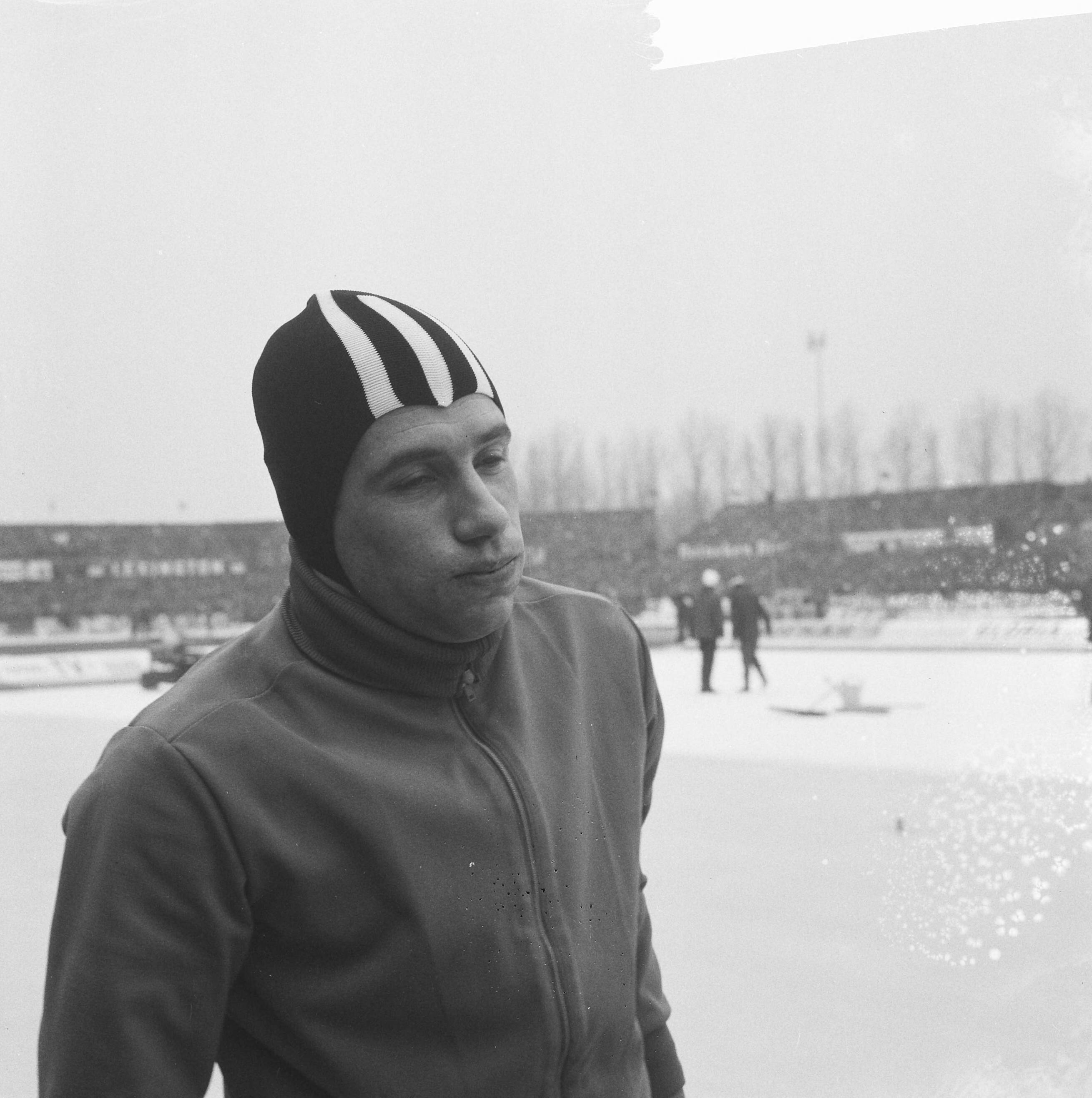 Fotocollectie Anefo — Europese Schaatskampioenschappen te Deventer — Foto: Nijs, Jac. de / Anefo. Licentie: Set B: Rechtenvrij / Publiek Domein. Bron: Nationaal Archief. http://hdl.handle.net/10648/aad82310-d0b4-102d-bcf8-003048976d84