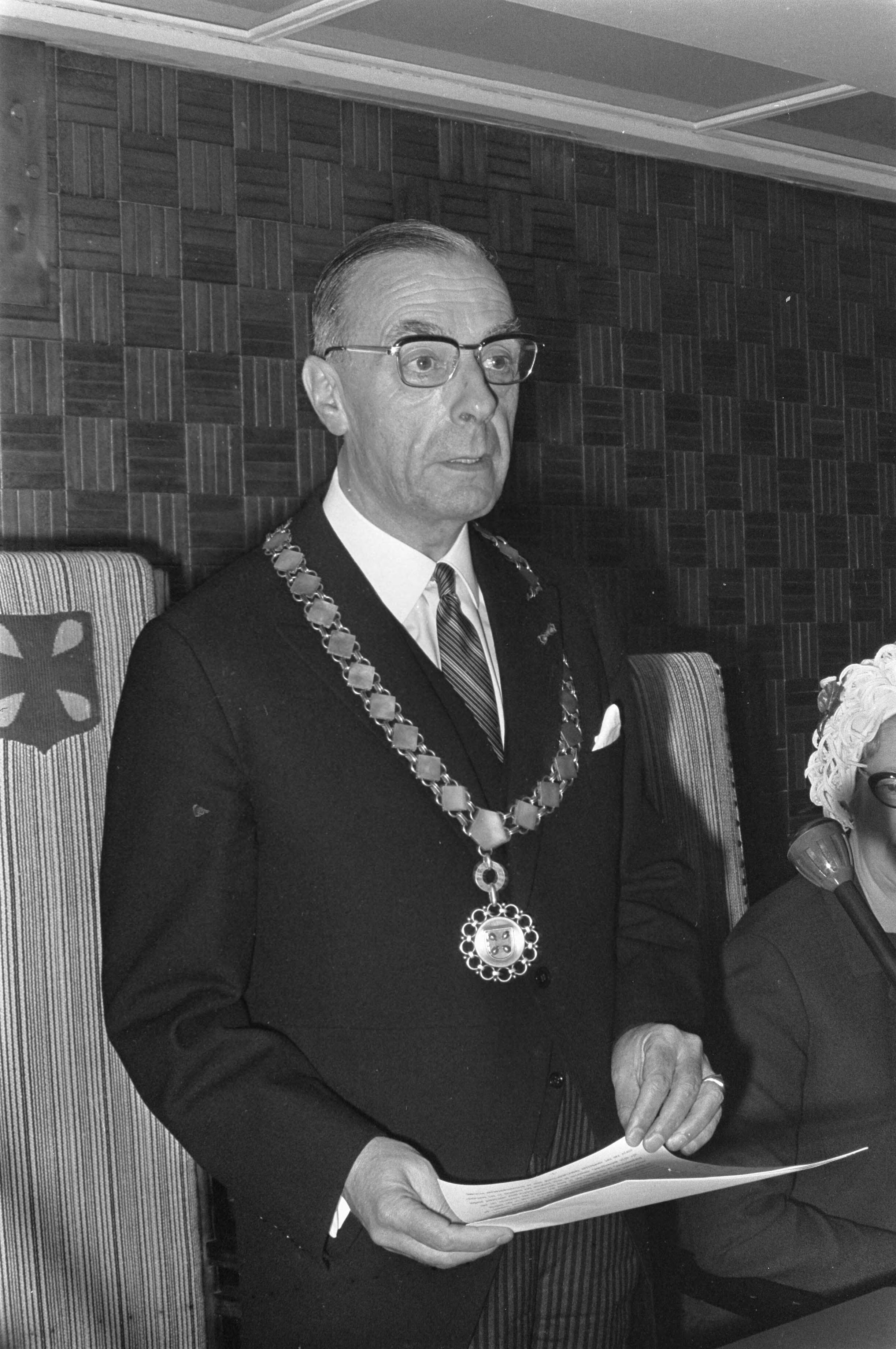 Fotocollectie Anefo — Installatie dr. P. J. Platteel als burgemeester van Hilversum (zijn eerte dankwoord) — Foto: Nijs, Jac. de / Anefo. Licentie: Set B: Rechtenvrij / Publiek Domein. Bron: Nationaal Archief. http://hdl.handle.net/10648/ab41018c-d0b4-102d-bcf8-003048976d84