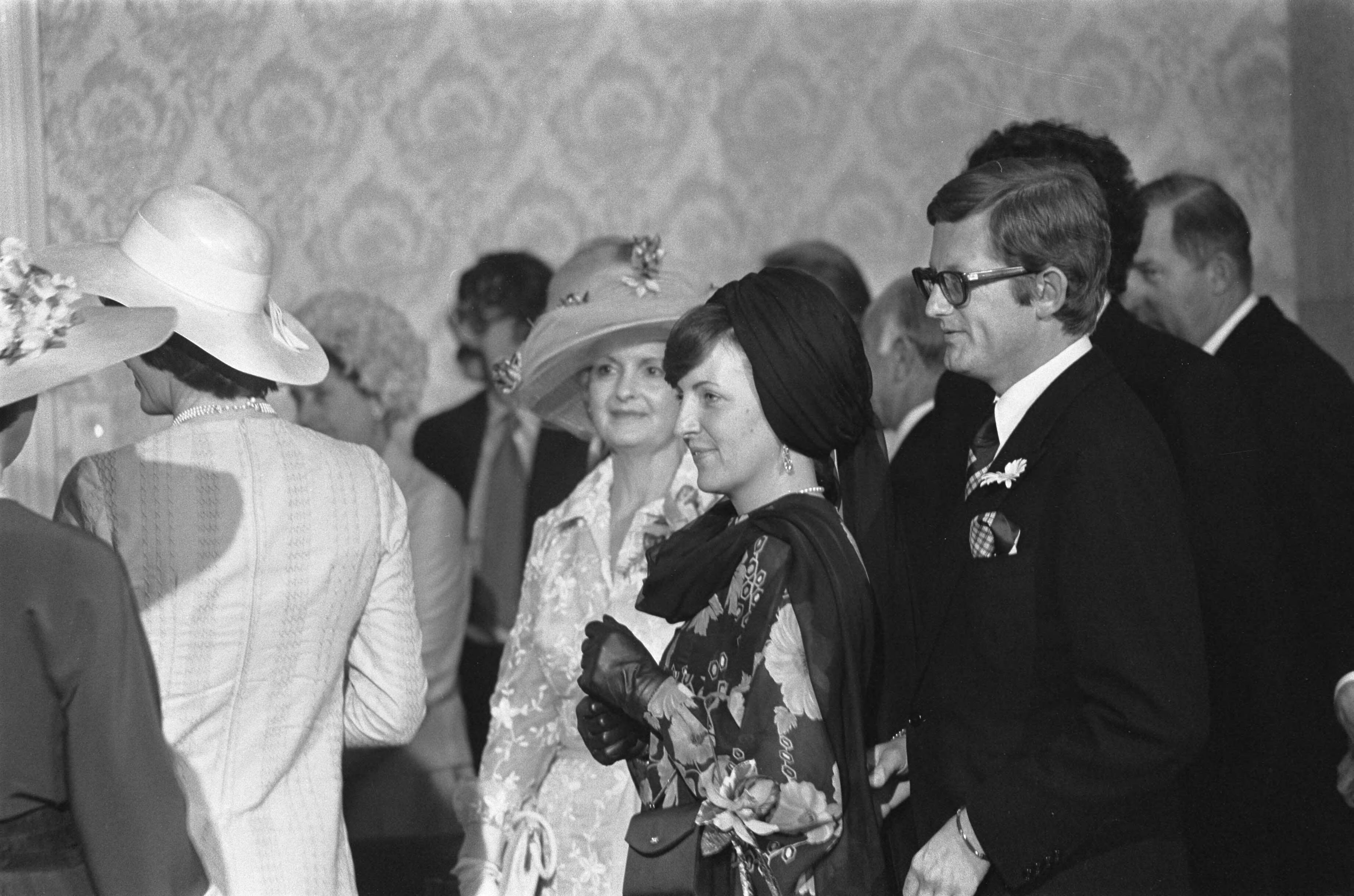 Huwelijk prinses Christina en Jorge Guillermo; de sluiting van het burgerlijk huwelijk in het stadhuis van Baarn — Prinses Margriet en Pieter van Vollenhoven bij de sluiting van het burgerlijk huwelijk — Foto: Meerdere fotografen / Anefo. Licentie: Set B: Rechtenvrij / Publiek Domein. Bron: Nationaal Archief. http://hdl.handle.net/10648/ac6c66aa-d0b4-102d-bcf8-003048976d84