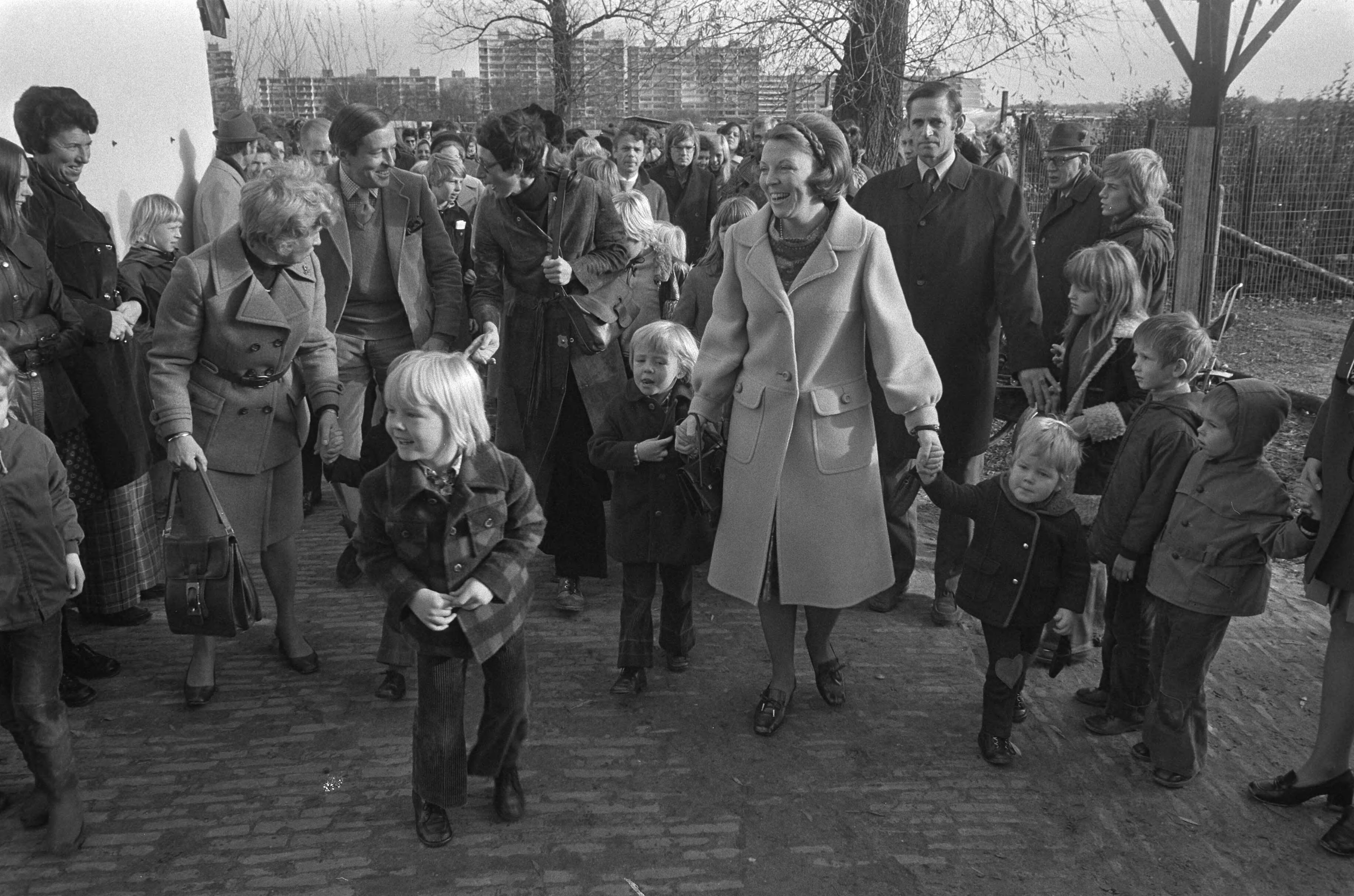 Prinses Beatrix en Prins Claus met hun kinderen bij de opening van kinderboerderij "De Vrije Teugel" in Soest — Prinses Beatrix met haar kinderen — Foto: Fotograaf Onbekend / Anefo. Licentie: Set B: Rechtenvrij / Publiek Domein. Bron: Nationaal Archief. http://hdl.handle.net/10648/ac3ca8ac-d0b4-102d-bcf8-003048976d84