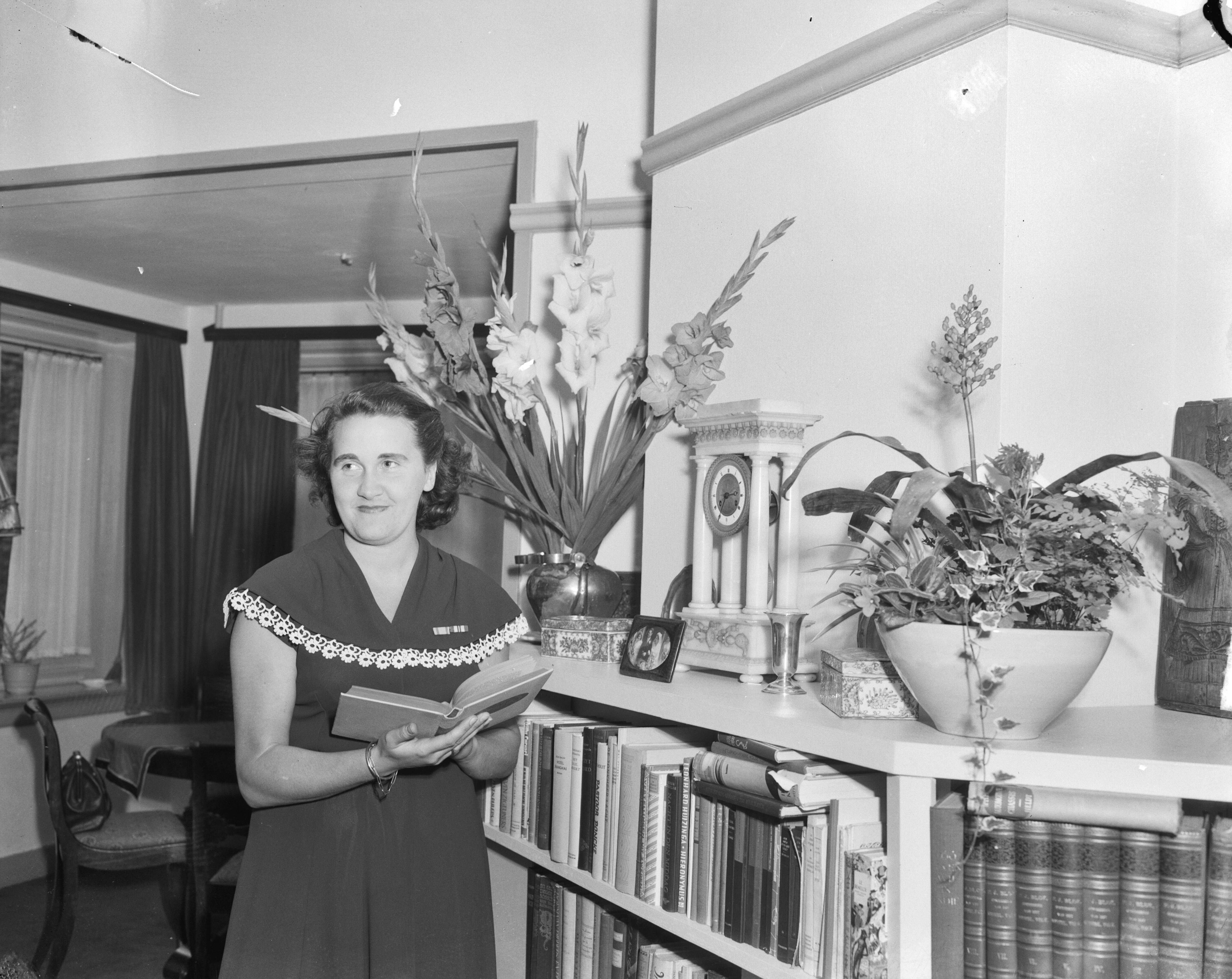 Fotocollectie Anefo — Mevrouw B.J. Fick-Gemmeke (Wassenaar) — Foto: Meijer, T.A. / Anefo. Licentie: Set B: Rechtenvrij / Publiek Domein. Bron: Nationaal Archief. http://hdl.handle.net/10648/a8dbe95c-d0b4-102d-bcf8-003048976d84