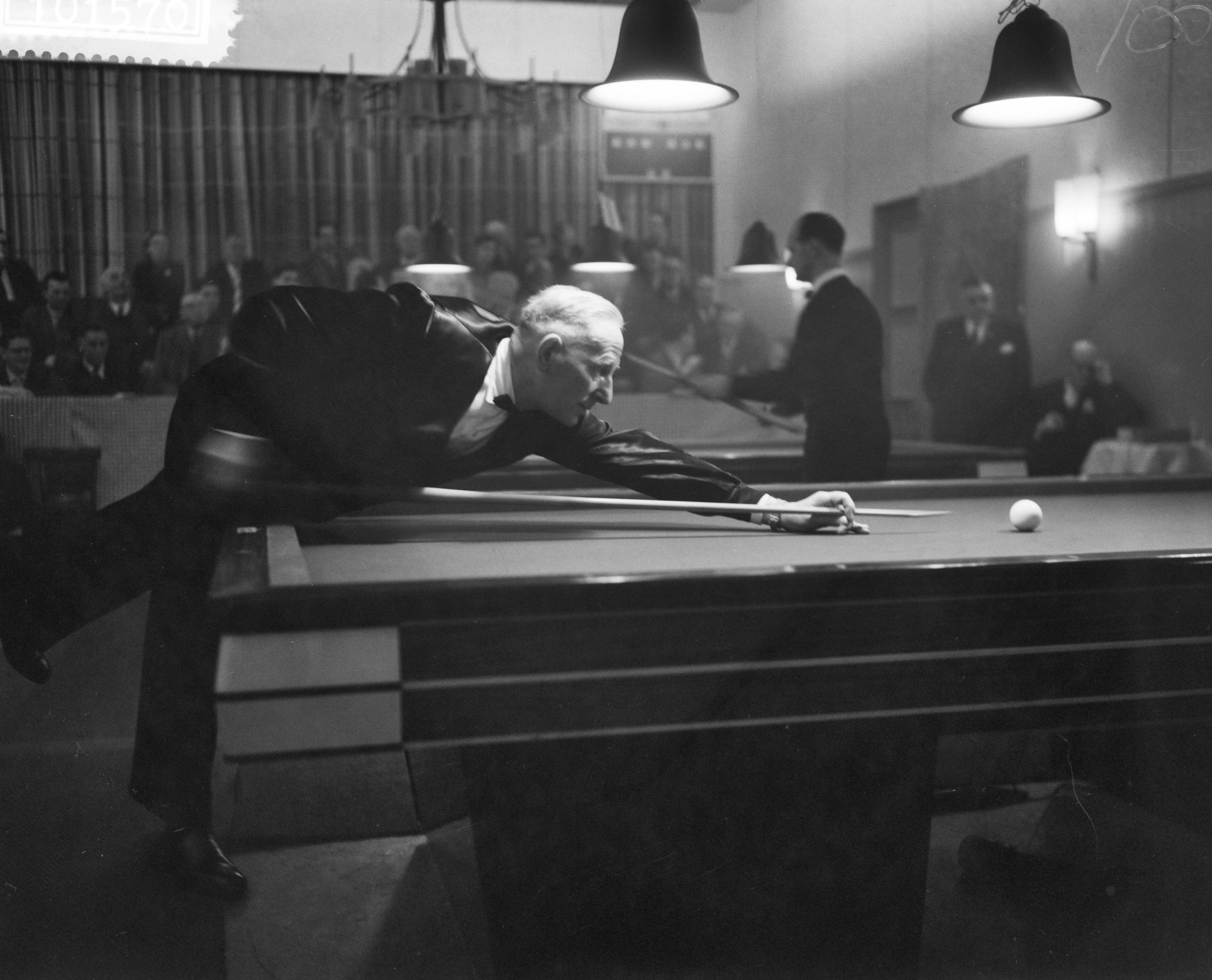 Fotocollectie Anefo — Biljarten, kampioenschap ereklasse driebanden te Breda, Johan Broekhuizen uit Arnhem — Foto: Behrens, Herbert F. / Anefo. Licentie: Set B: Rechtenvrij / Publiek Domein. Bron: Nationaal Archief. http://hdl.handle.net/10648/a98dce4c-d0b4-102d-bcf8-003048976d84